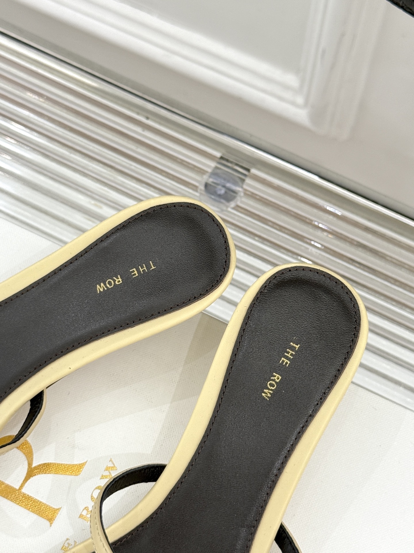 蛇纹皮➕20
The row25s春夏新品
高跟拖鞋
极简主义的设计风格
日常随心搭配裙子 
裤子 都无