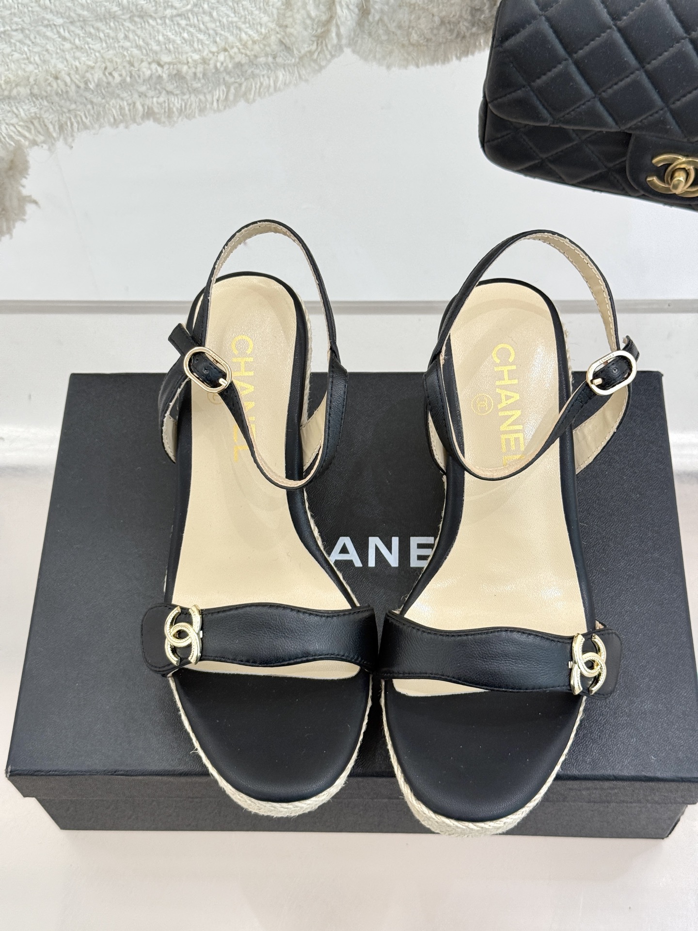 
CHANE* ｜小香25。春夏新品
麻绳双C厚底坡跟凉鞋
经典菱格搭配木底元素 彰显高级
厚底在拉长腿