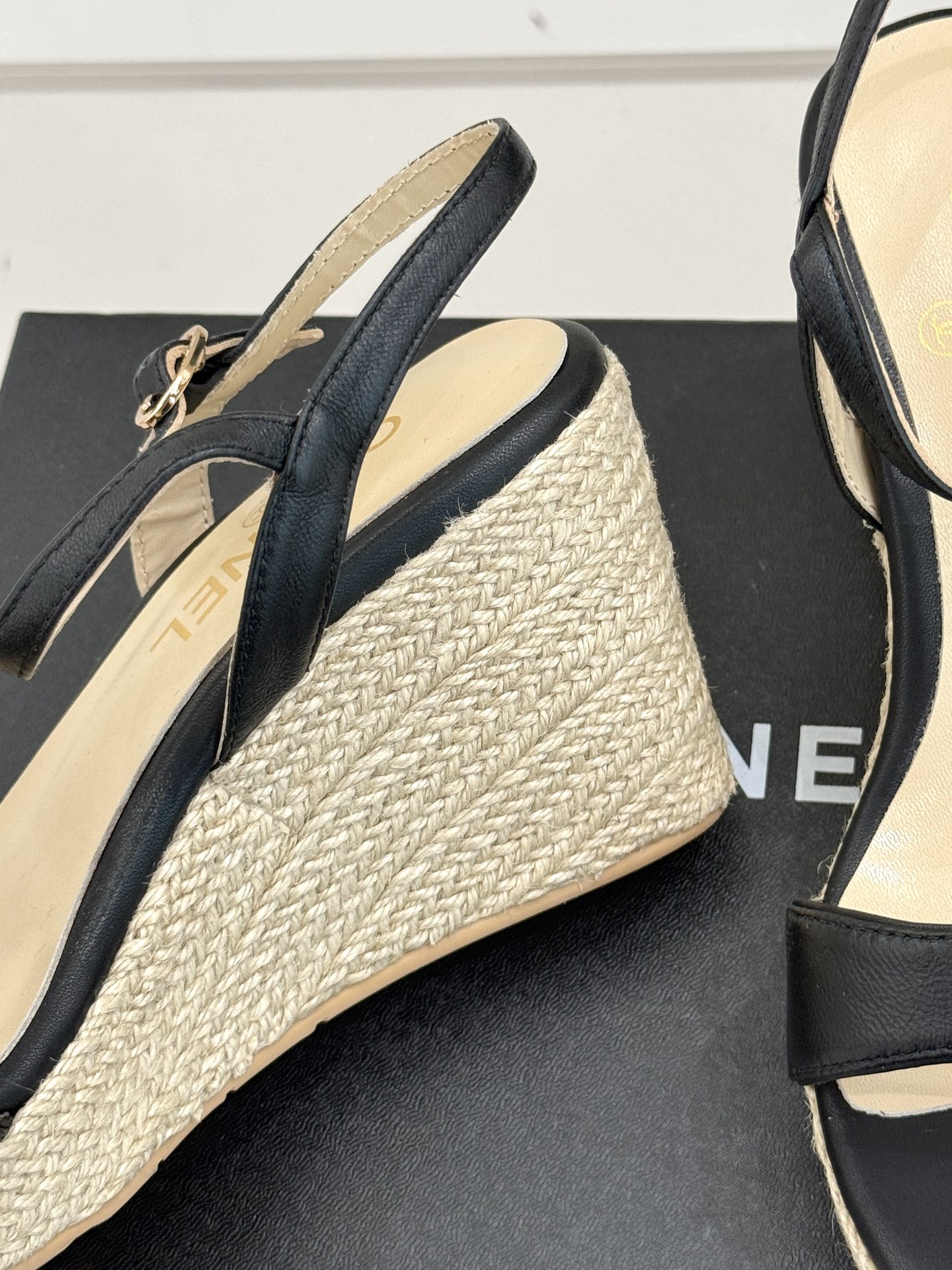 
CHANE* ｜小香25。春夏新品
麻绳双C厚底坡跟凉鞋
经典菱格搭配木底元素 彰显高级
厚底在拉长腿