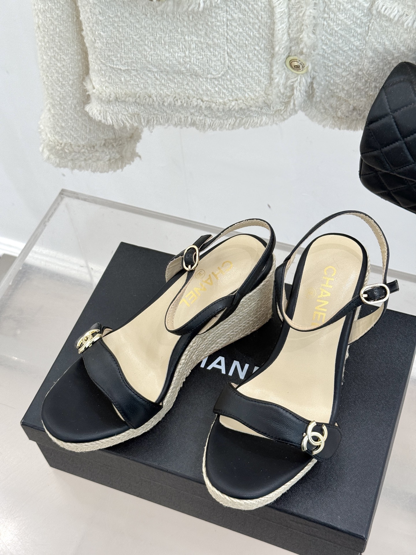 
CHANE* ｜小香25。春夏新品
麻绳双C厚底坡跟凉鞋
经典菱格搭配木底元素 彰显高级
厚底在拉长腿