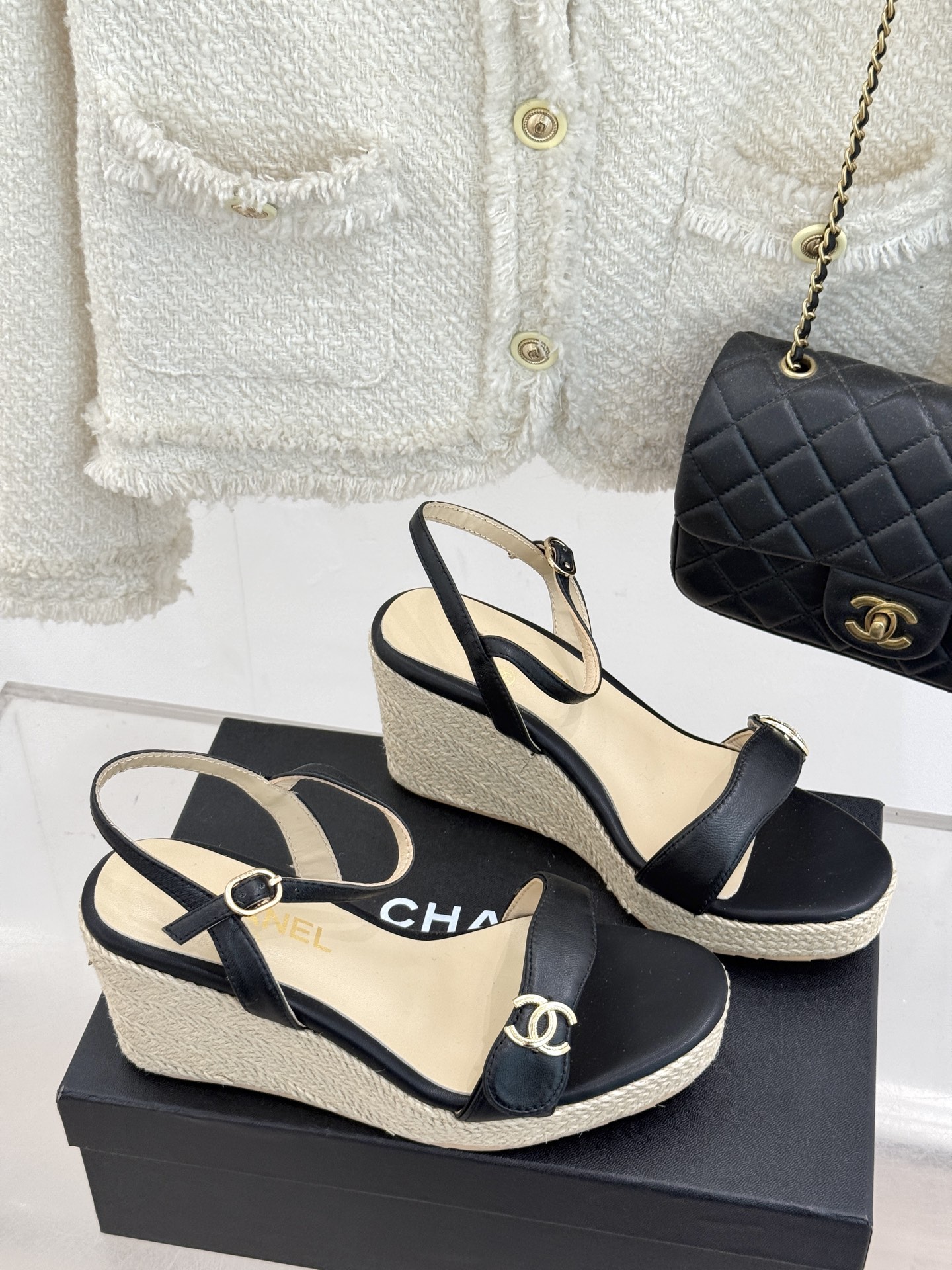 
CHANE* ｜小香25。春夏新品
麻绳双C厚底坡跟凉鞋
经典菱格搭配木底元素 彰显高级
厚底在拉长腿
