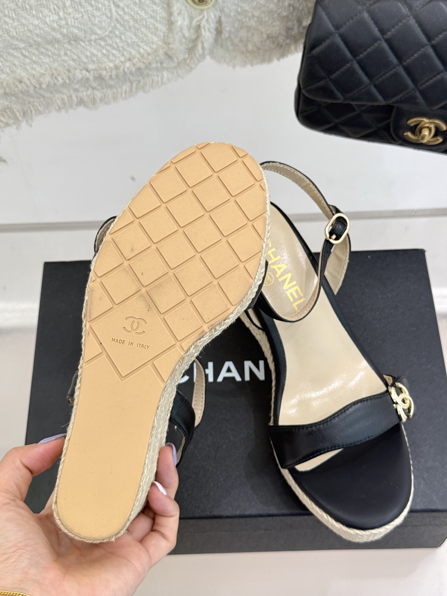 
CHANE* ｜小香25。春夏新品
麻绳双C厚底坡跟凉鞋
经典菱格搭配木底元素 彰显高级
厚底在拉长腿