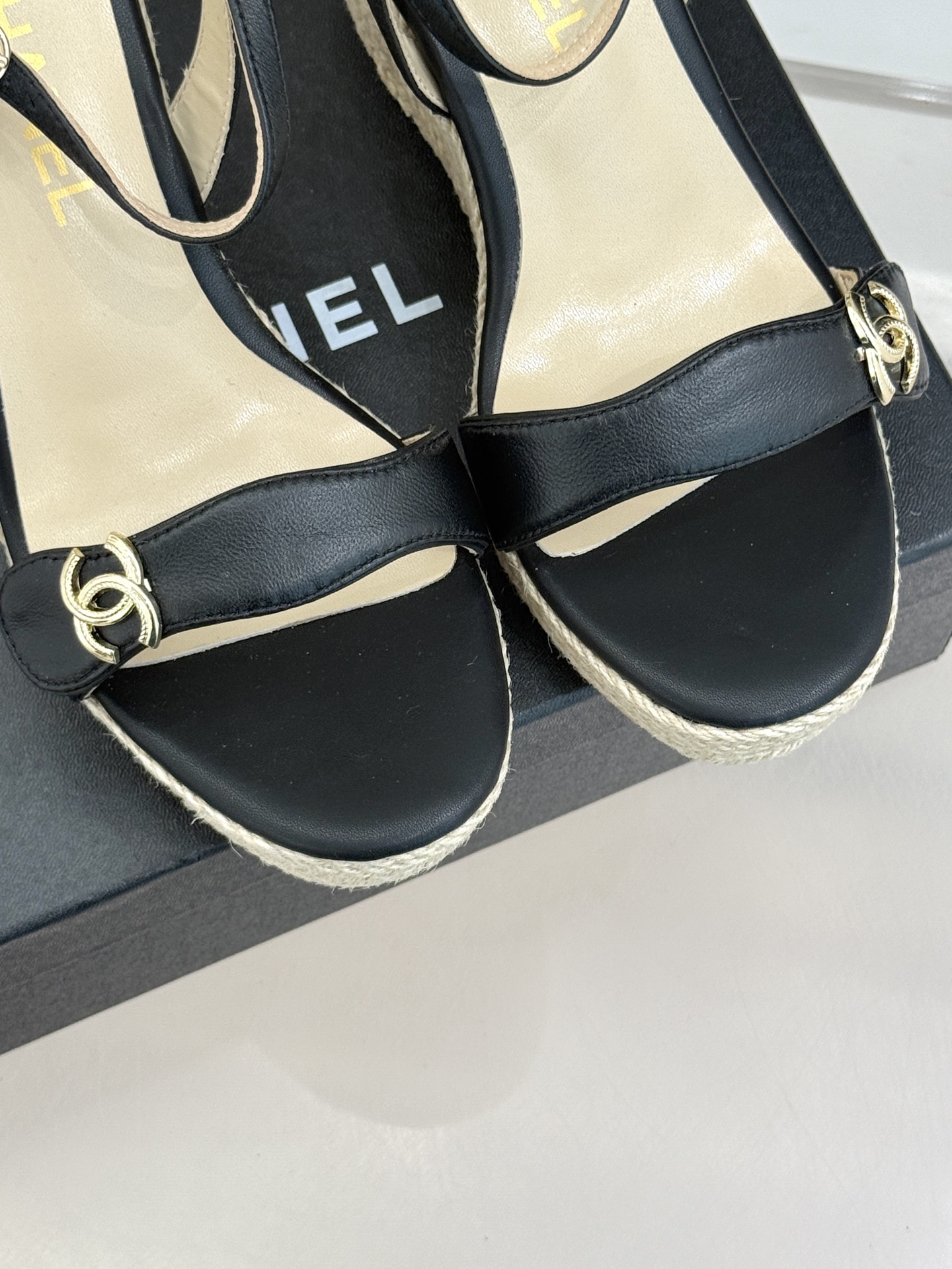 
CHANE* ｜小香25。春夏新品
麻绳双C厚底坡跟凉鞋
经典菱格搭配木底元素 彰显高级
厚底在拉长腿