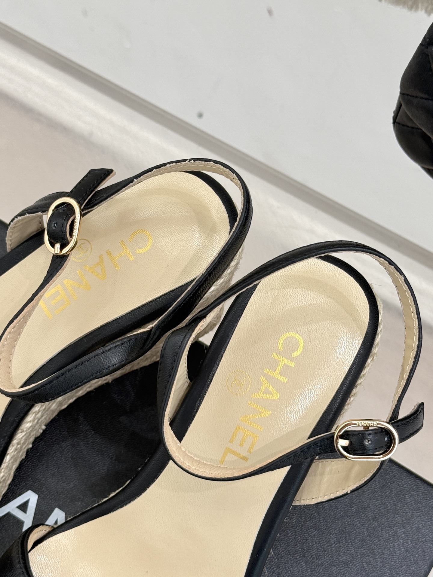 
CHANE* ｜小香25。春夏新品
麻绳双C厚底坡跟凉鞋
经典菱格搭配木底元素 彰显高级
厚底在拉长腿