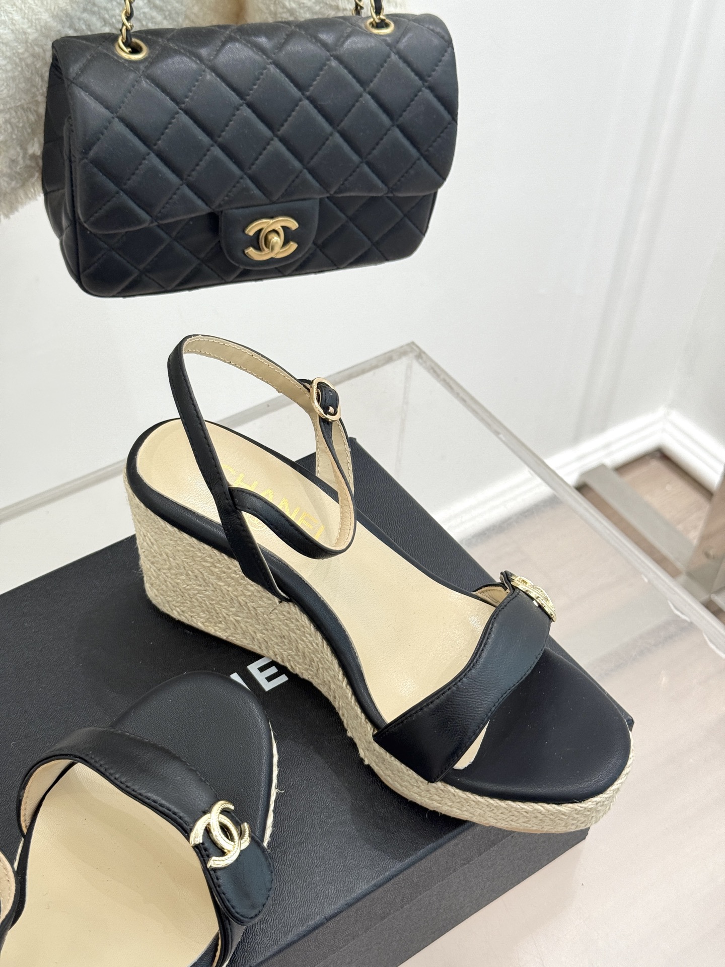 
CHANE* ｜小香25。春夏新品
麻绳双C厚底坡跟凉鞋
经典菱格搭配木底元素 彰显高级
厚底在拉长腿