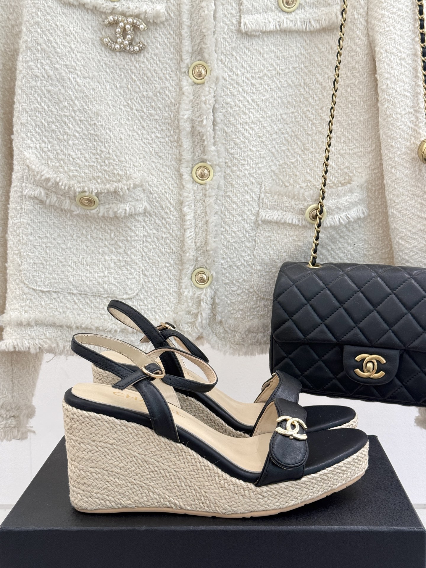 
CHANE* ｜小香25。春夏新品
麻绳双C厚底坡跟凉鞋
经典菱格搭配木底元素 彰显高级
厚底在拉长腿