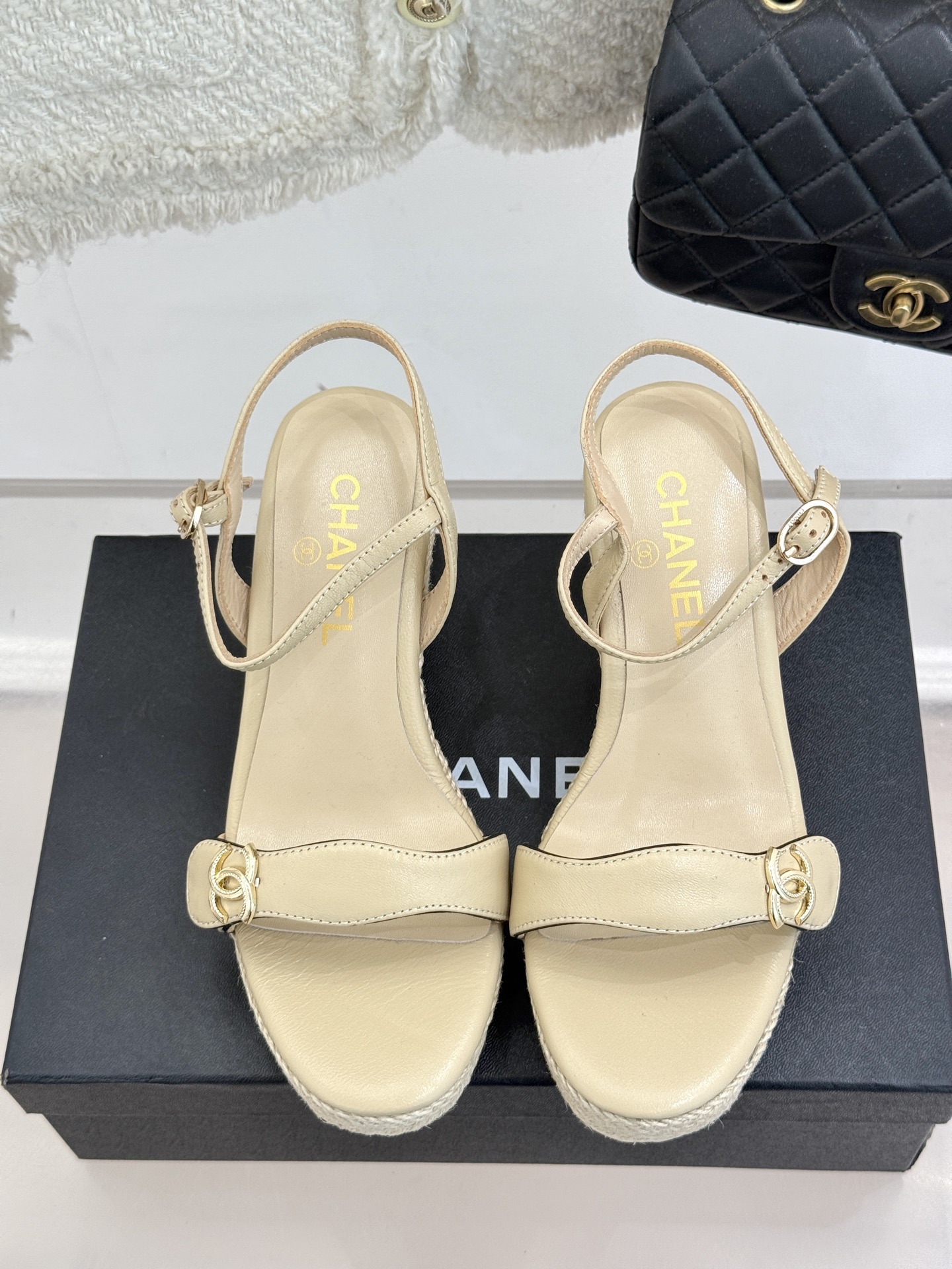 
CHANE* ｜小香25。春夏新品
麻绳双C厚底坡跟凉鞋
经典菱格搭配木底元素 彰显高级
厚底在拉长腿
