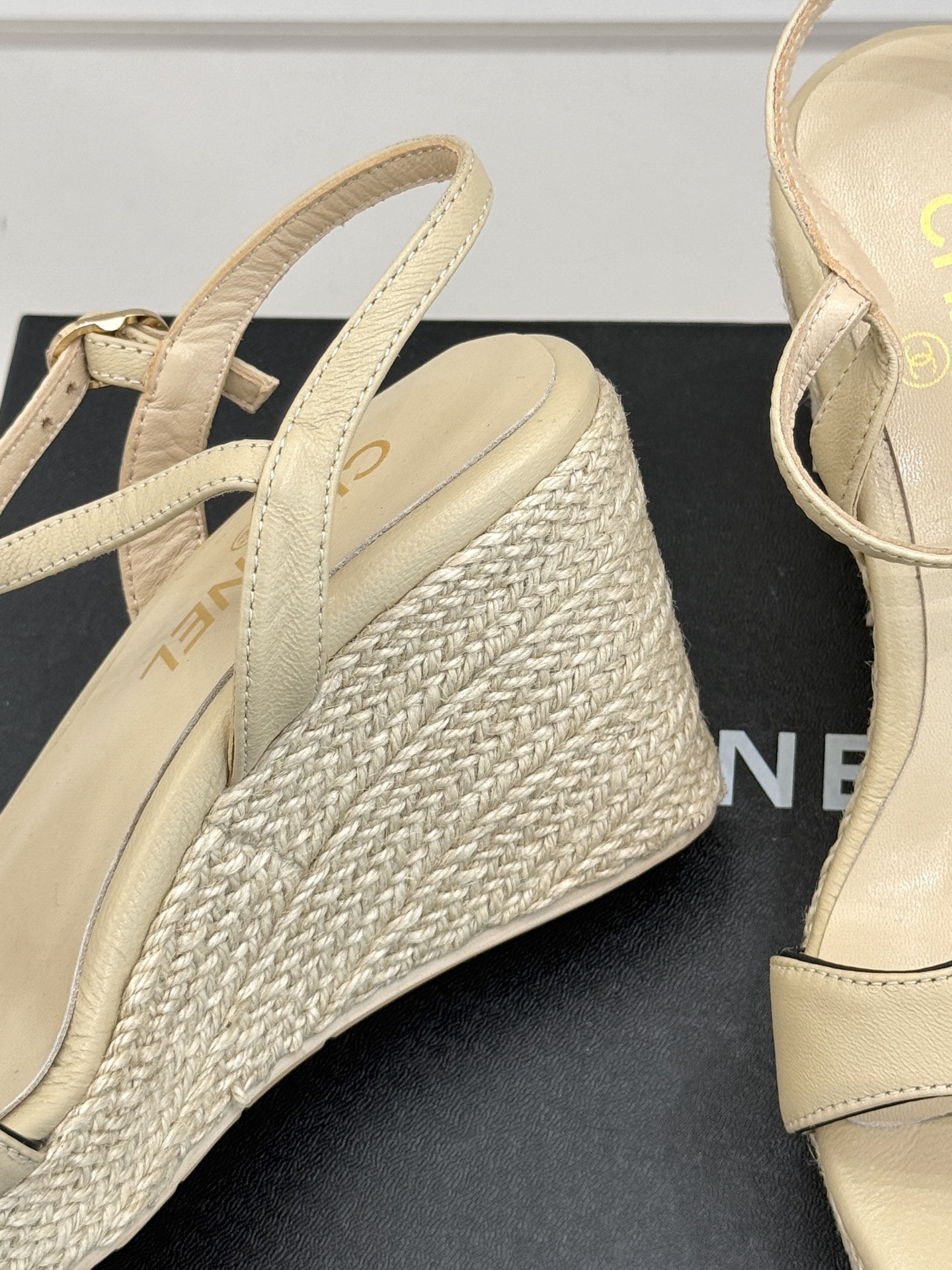 
CHANE* ｜小香25。春夏新品
麻绳双C厚底坡跟凉鞋
经典菱格搭配木底元素 彰显高级
厚底在拉长腿