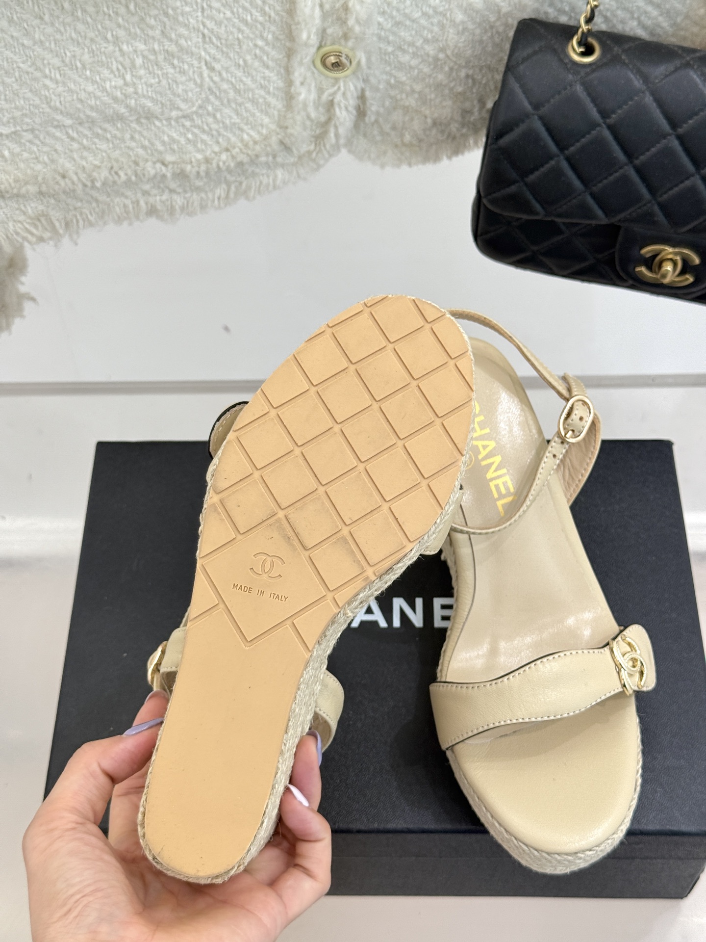 
CHANE* ｜小香25。春夏新品
麻绳双C厚底坡跟凉鞋
经典菱格搭配木底元素 彰显高级
厚底在拉长腿