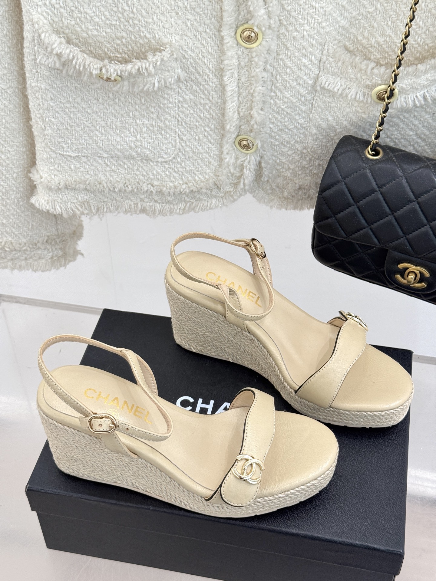 
CHANE* ｜小香25。春夏新品
麻绳双C厚底坡跟凉鞋
经典菱格搭配木底元素 彰显高级
厚底在拉长腿