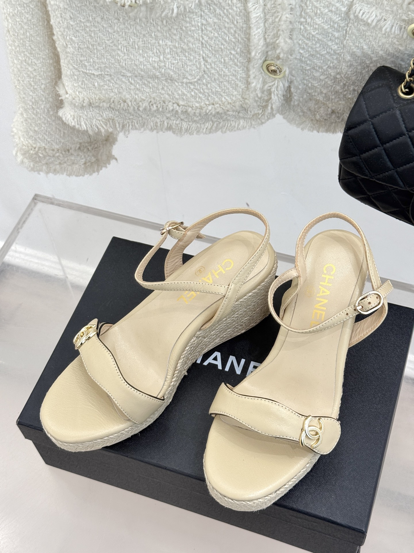 
CHANE* ｜小香25。春夏新品
麻绳双C厚底坡跟凉鞋
经典菱格搭配木底元素 彰显高级
厚底在拉长腿