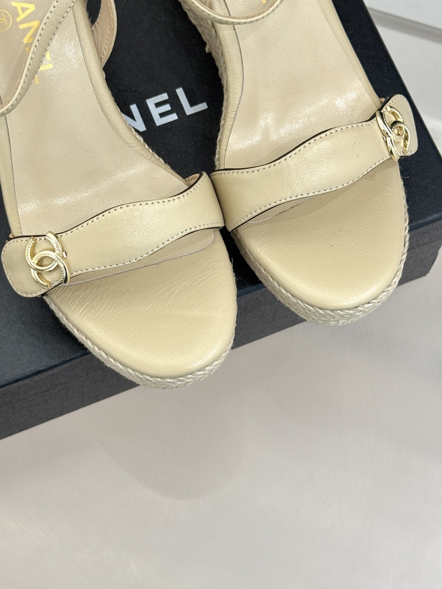 
CHANE* ｜小香25。春夏新品
麻绳双C厚底坡跟凉鞋
经典菱格搭配木底元素 彰显高级
厚底在拉长腿