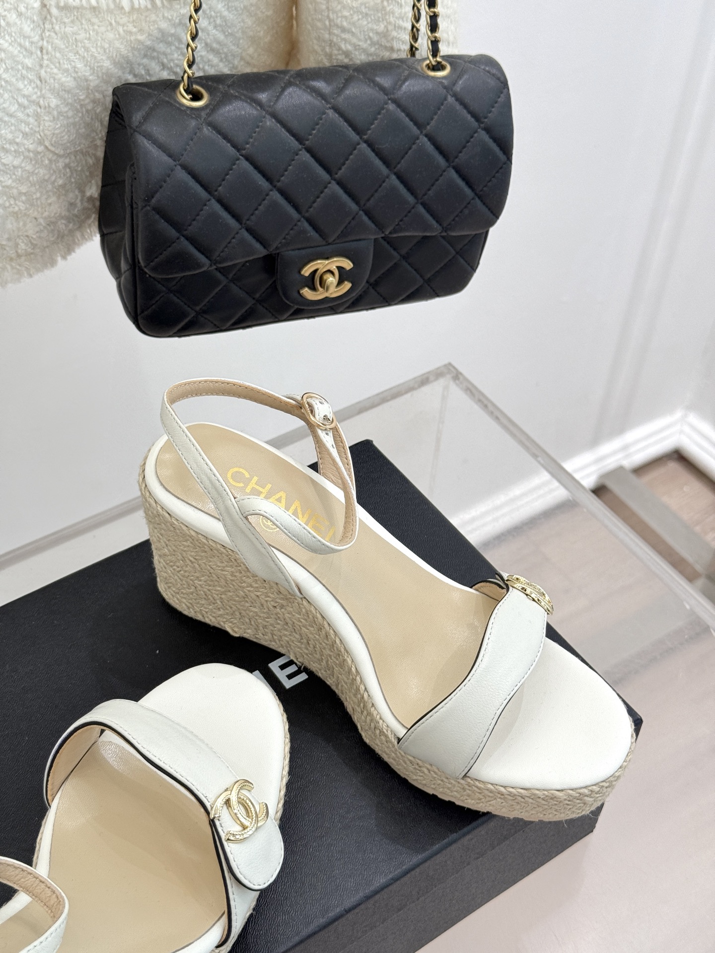 
CHANE* ｜小香25。春夏新品
麻绳双C厚底坡跟凉鞋
经典菱格搭配木底元素 彰显高级
厚底在拉长腿