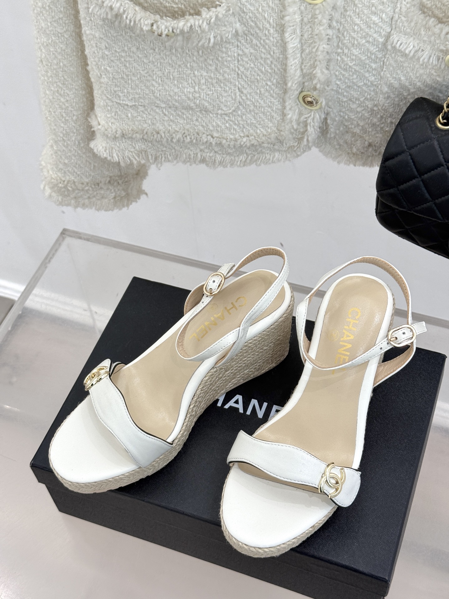 
CHANE* ｜小香25。春夏新品
麻绳双C厚底坡跟凉鞋
经典菱格搭配木底元素 彰显高级
厚底在拉长腿