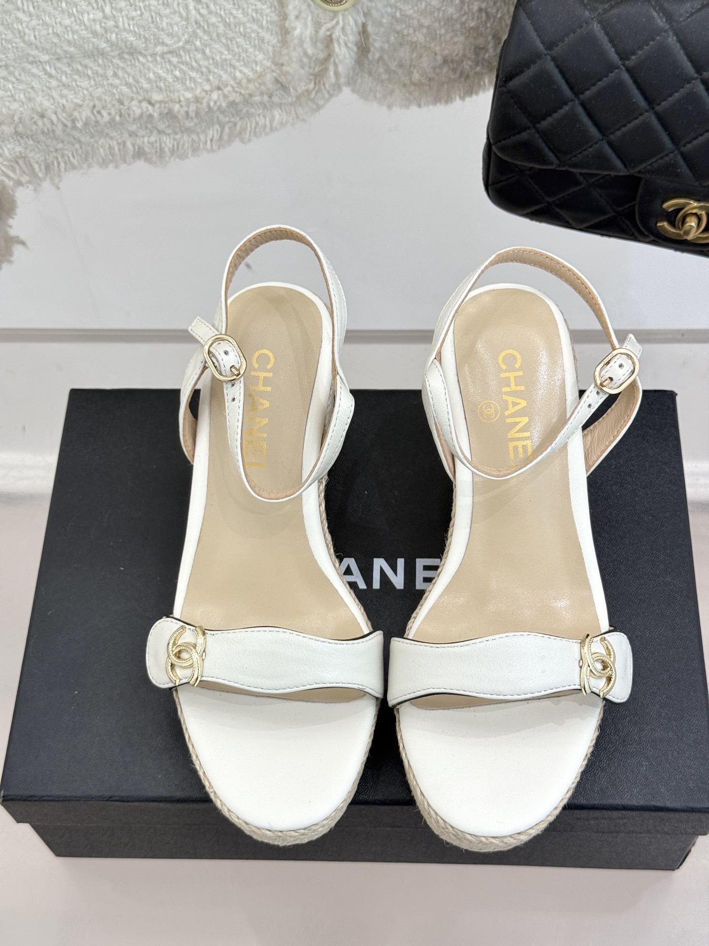 
CHANE* ｜小香25。春夏新品
麻绳双C厚底坡跟凉鞋
经典菱格搭配木底元素 彰显高级
厚底在拉长腿
