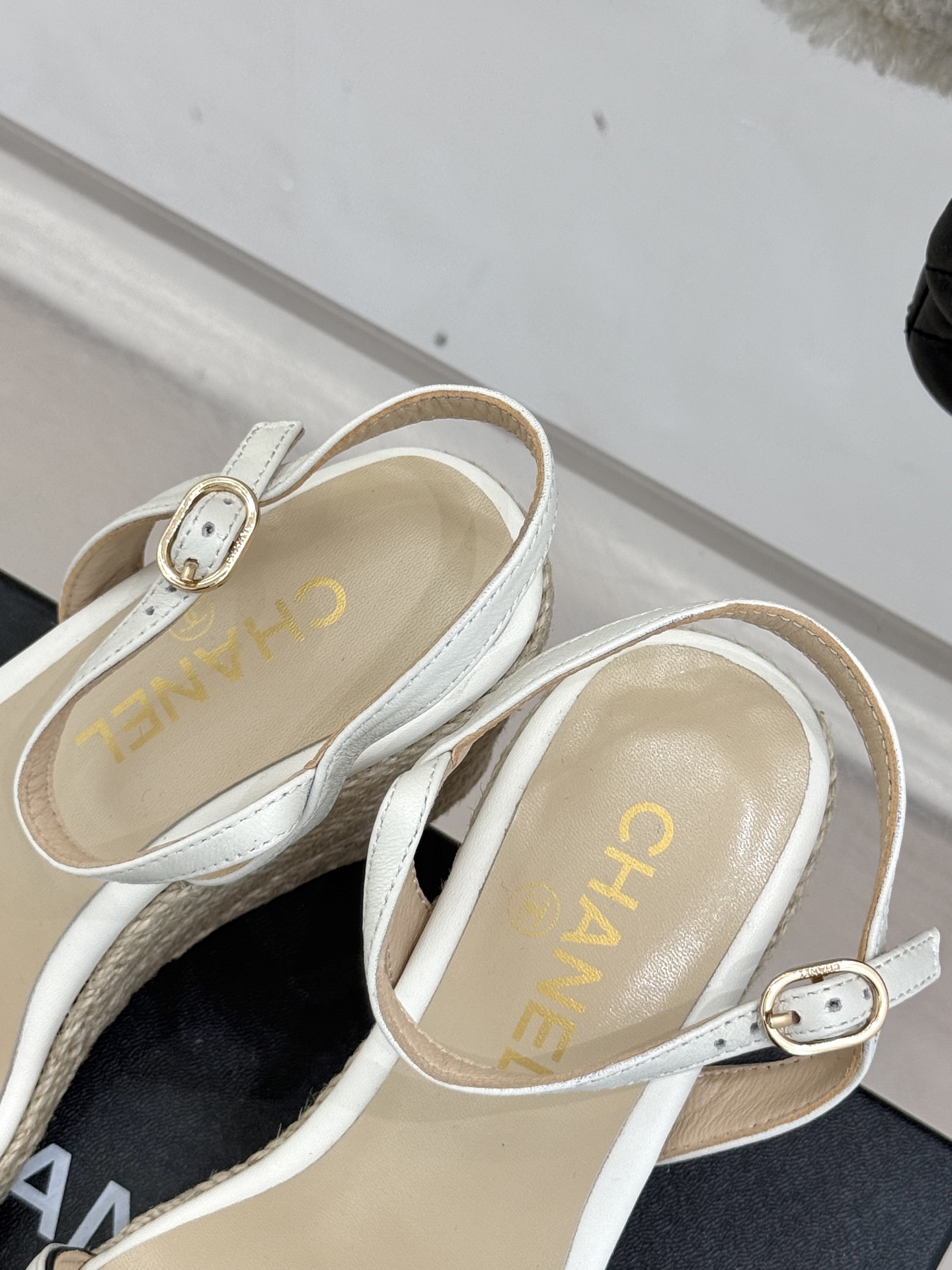 
CHANE* ｜小香25。春夏新品
麻绳双C厚底坡跟凉鞋
经典菱格搭配木底元素 彰显高级
厚底在拉长腿