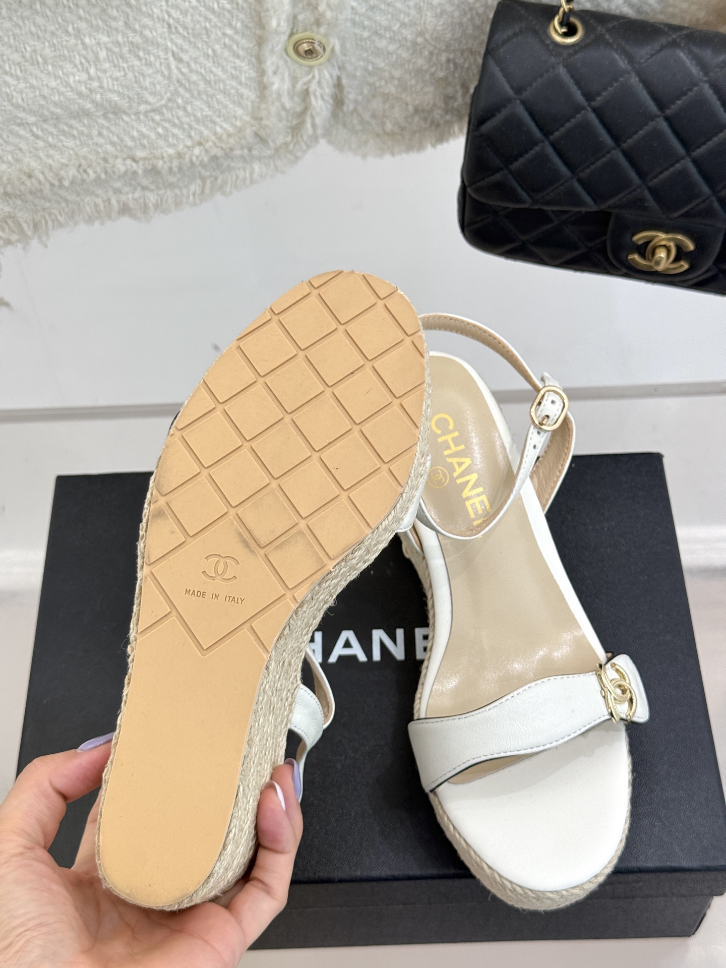 
CHANE* ｜小香25。春夏新品
麻绳双C厚底坡跟凉鞋
经典菱格搭配木底元素 彰显高级
厚底在拉长腿