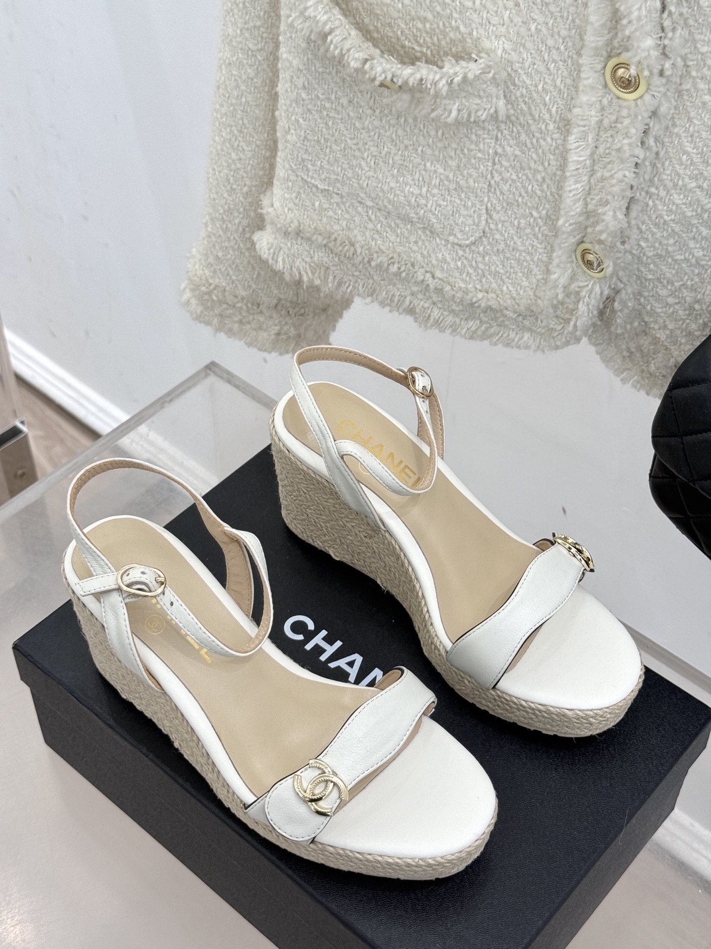 
CHANE* ｜小香25。春夏新品
麻绳双C厚底坡跟凉鞋
经典菱格搭配木底元素 彰显高级
厚底在拉长腿