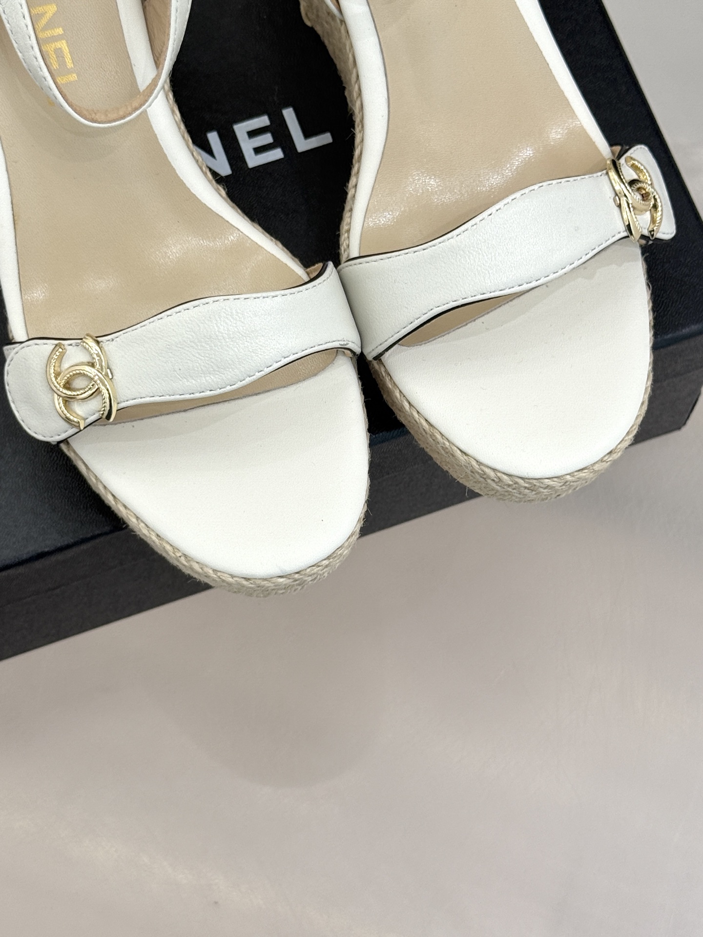 
CHANE* ｜小香25。春夏新品
麻绳双C厚底坡跟凉鞋
经典菱格搭配木底元素 彰显高级
厚底在拉长腿