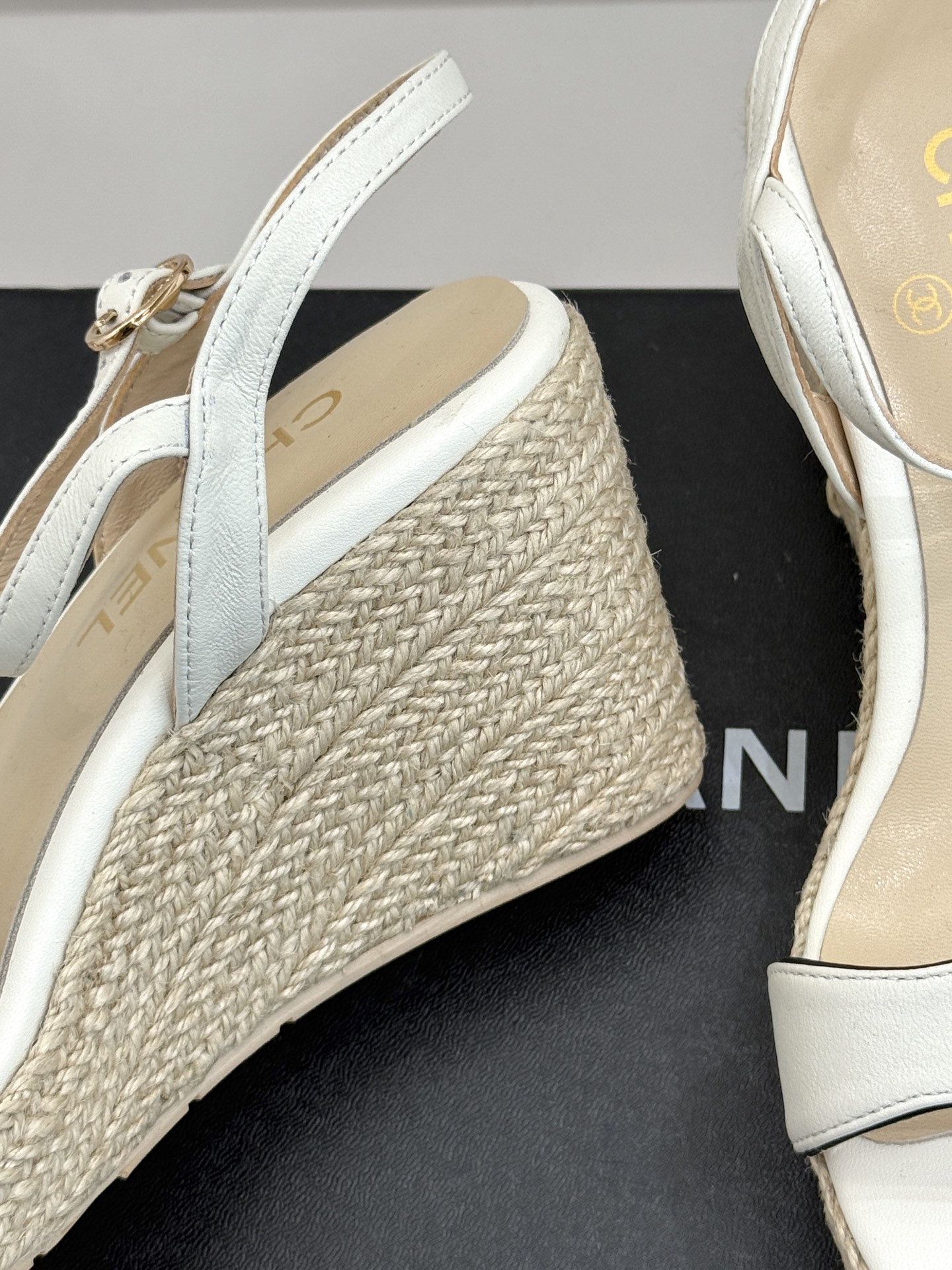 
CHANE* ｜小香25。春夏新品
麻绳双C厚底坡跟凉鞋
经典菱格搭配木底元素 彰显高级
厚底在拉长腿