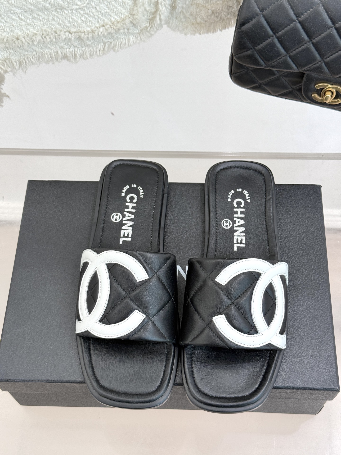 
CHANE* ｜小香经典中古度假风拖鞋
这一季度假拖鞋系列真的超美😍 
极简大双C设计 万能百搭神器
