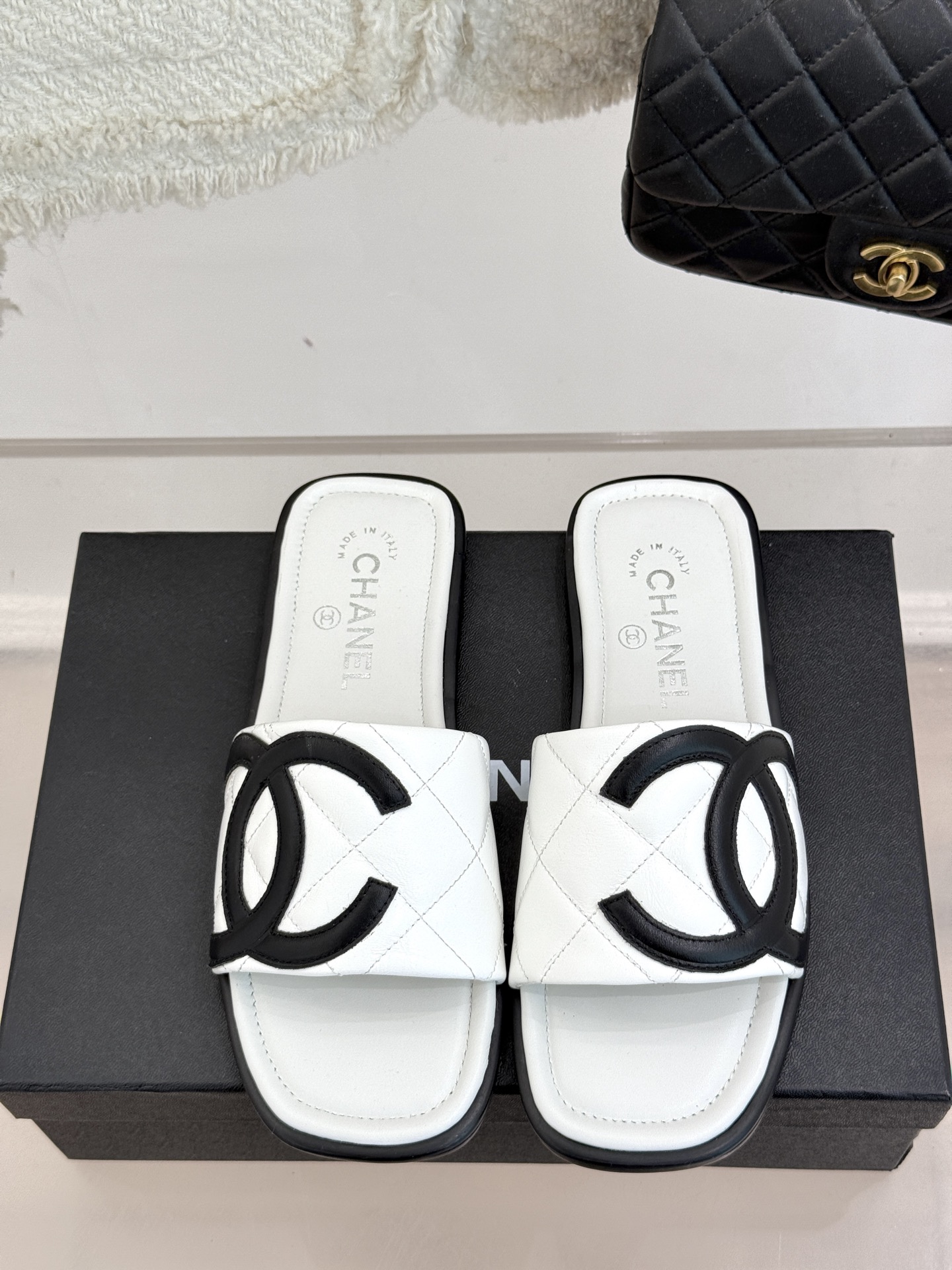 
CHANE* ｜小香经典中古度假风拖鞋
这一季度假拖鞋系列真的超美😍 
极简大双C设计 万能百搭神器
