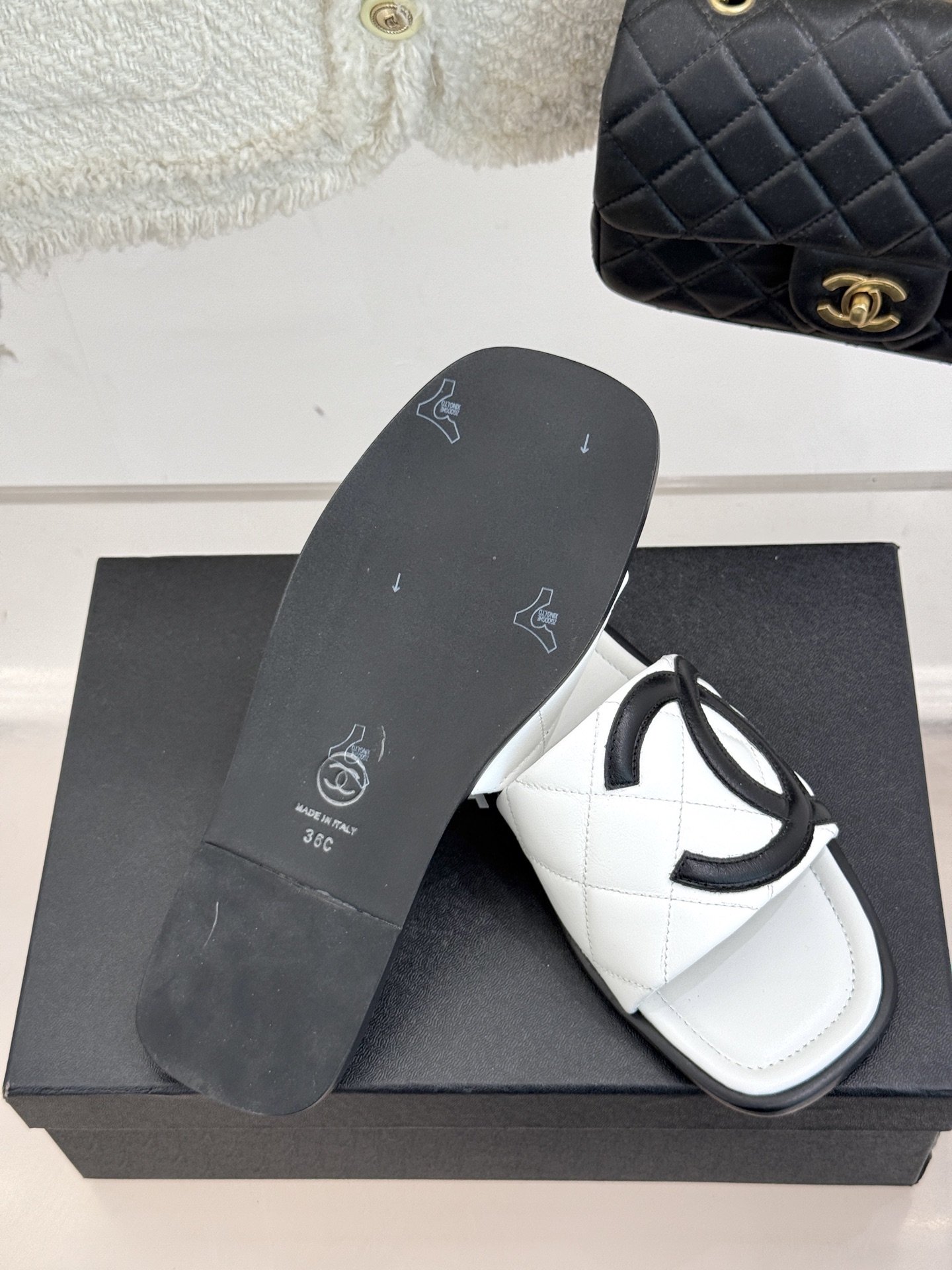 
CHANE* ｜小香经典中古度假风拖鞋
这一季度假拖鞋系列真的超美😍 
极简大双C设计 万能百搭神器
