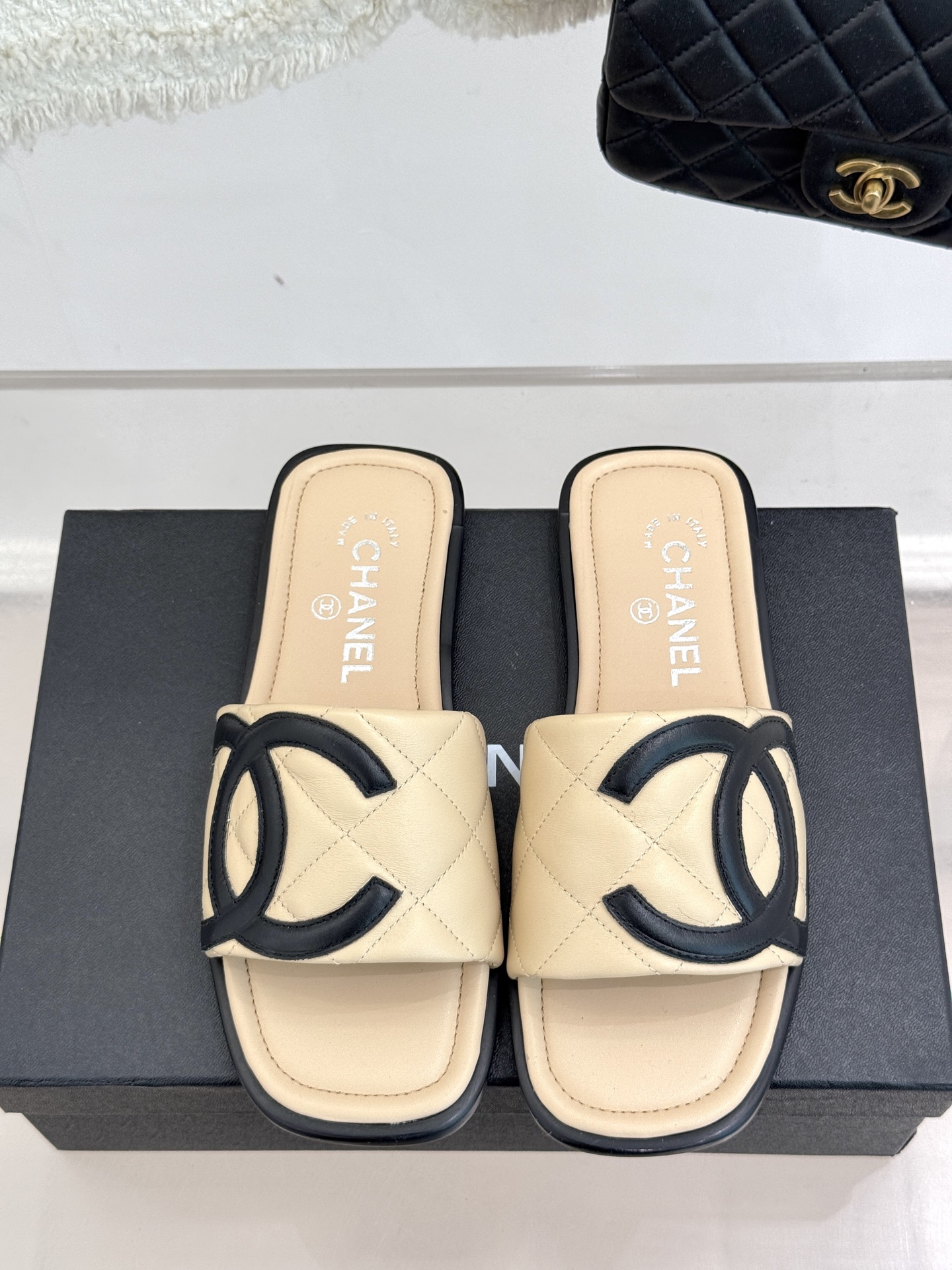 
CHANE* ｜小香经典中古度假风拖鞋
这一季度假拖鞋系列真的超美😍 
极简大双C设计 万能百搭神器
