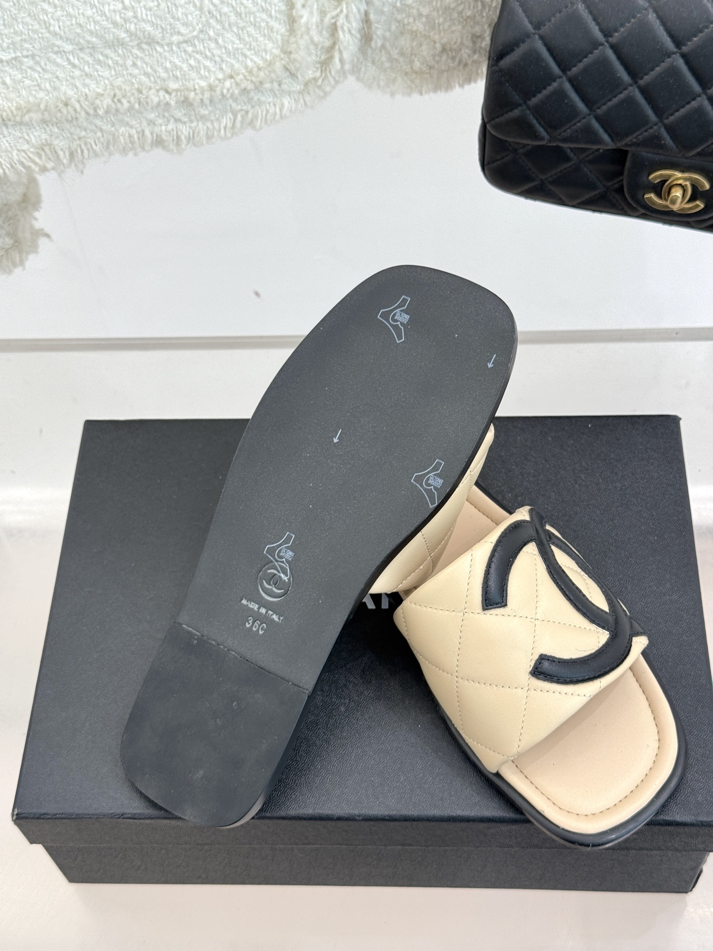 
CHANE* ｜小香经典中古度假风拖鞋
这一季度假拖鞋系列真的超美😍 
极简大双C设计 万能百搭神器

