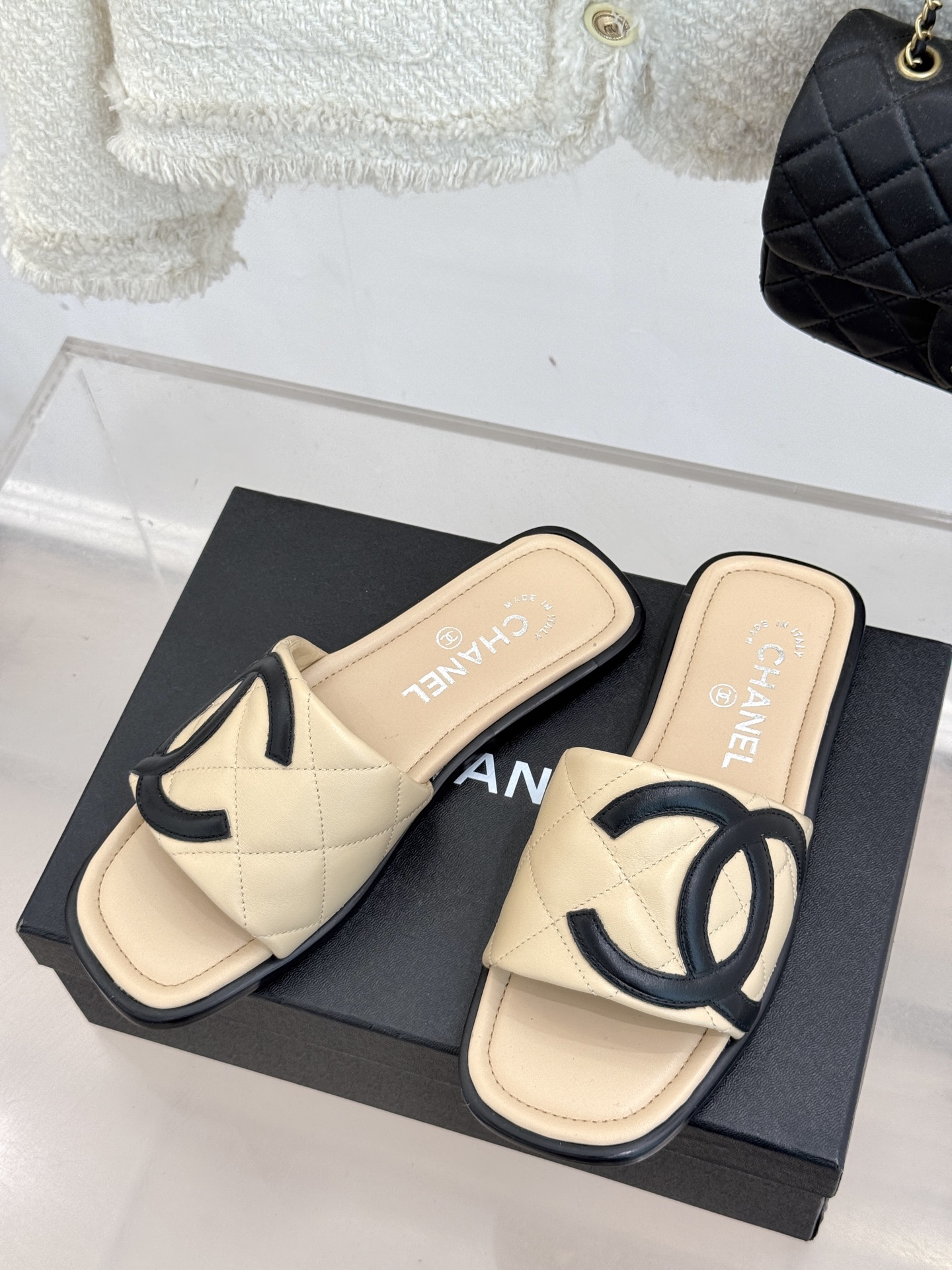 
CHANE* ｜小香经典中古度假风拖鞋
这一季度假拖鞋系列真的超美😍 
极简大双C设计 万能百搭神器
