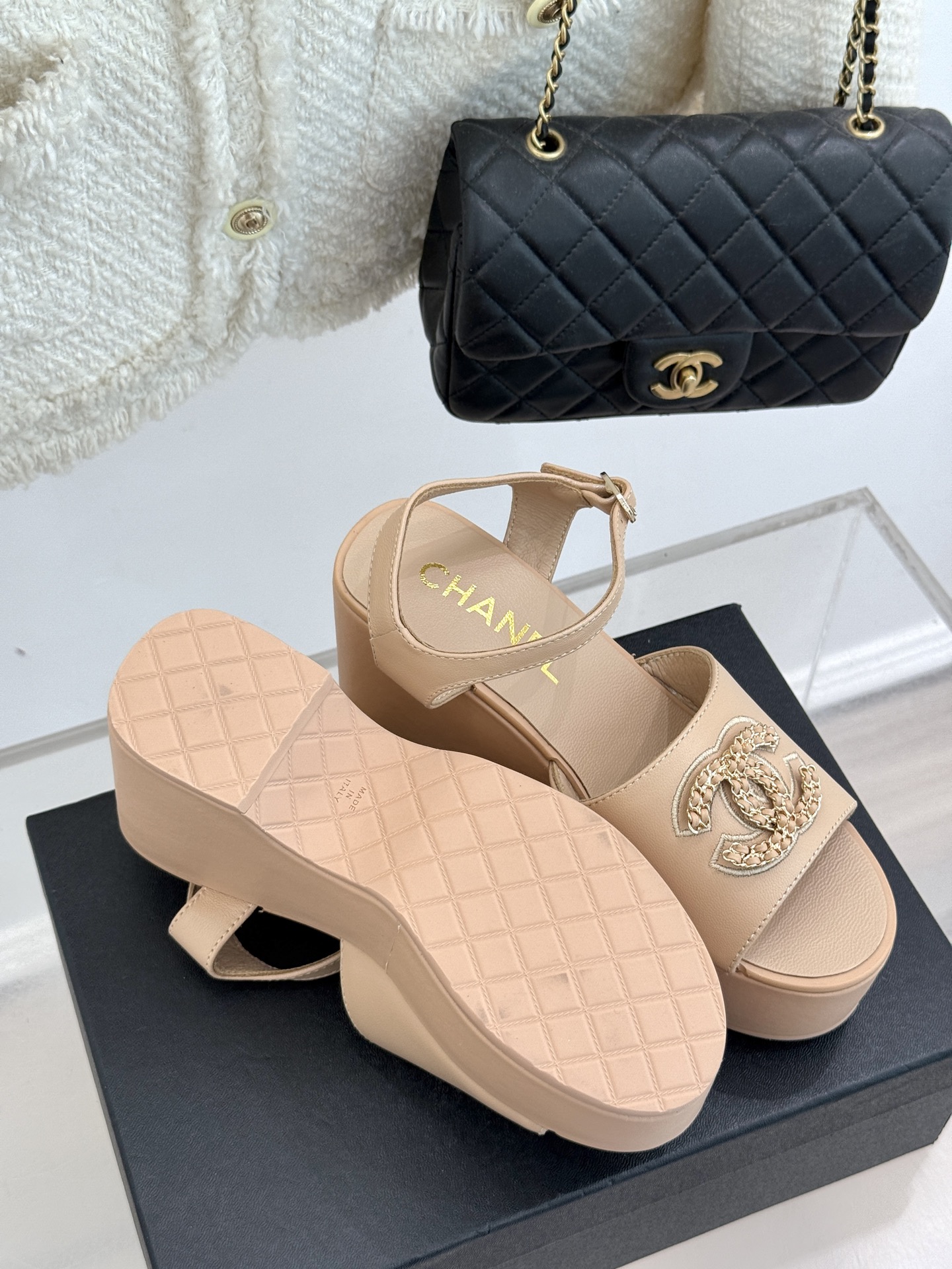 
CHANE*｜小香25。春夏新品
双C链条厚底凉鞋
个性时尚潮流 必入款 ！
特殊的材料赋予它独特的新
