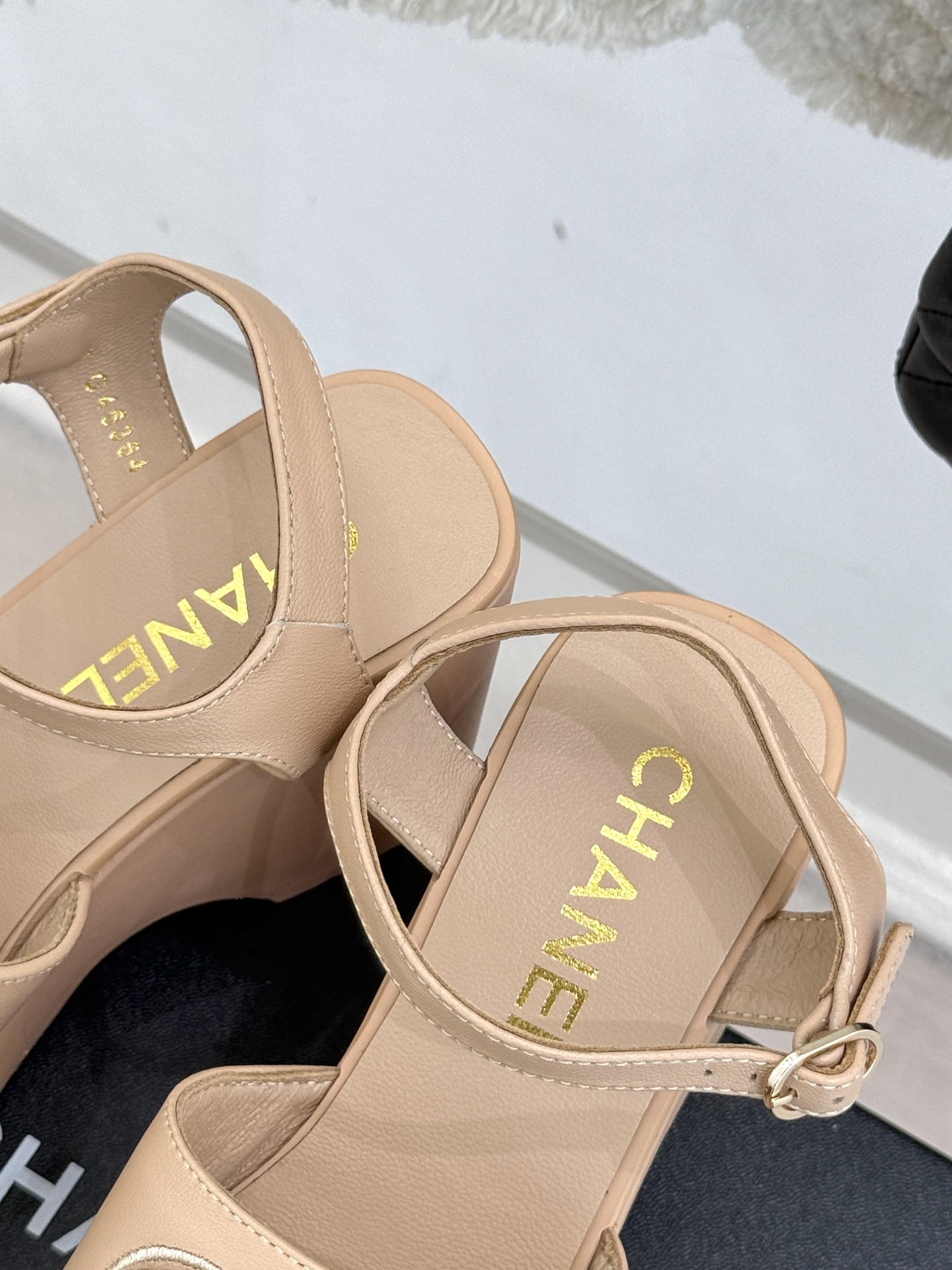 
CHANE*｜小香25。春夏新品
双C链条厚底凉鞋
个性时尚潮流 必入款 ！
特殊的材料赋予它独特的新