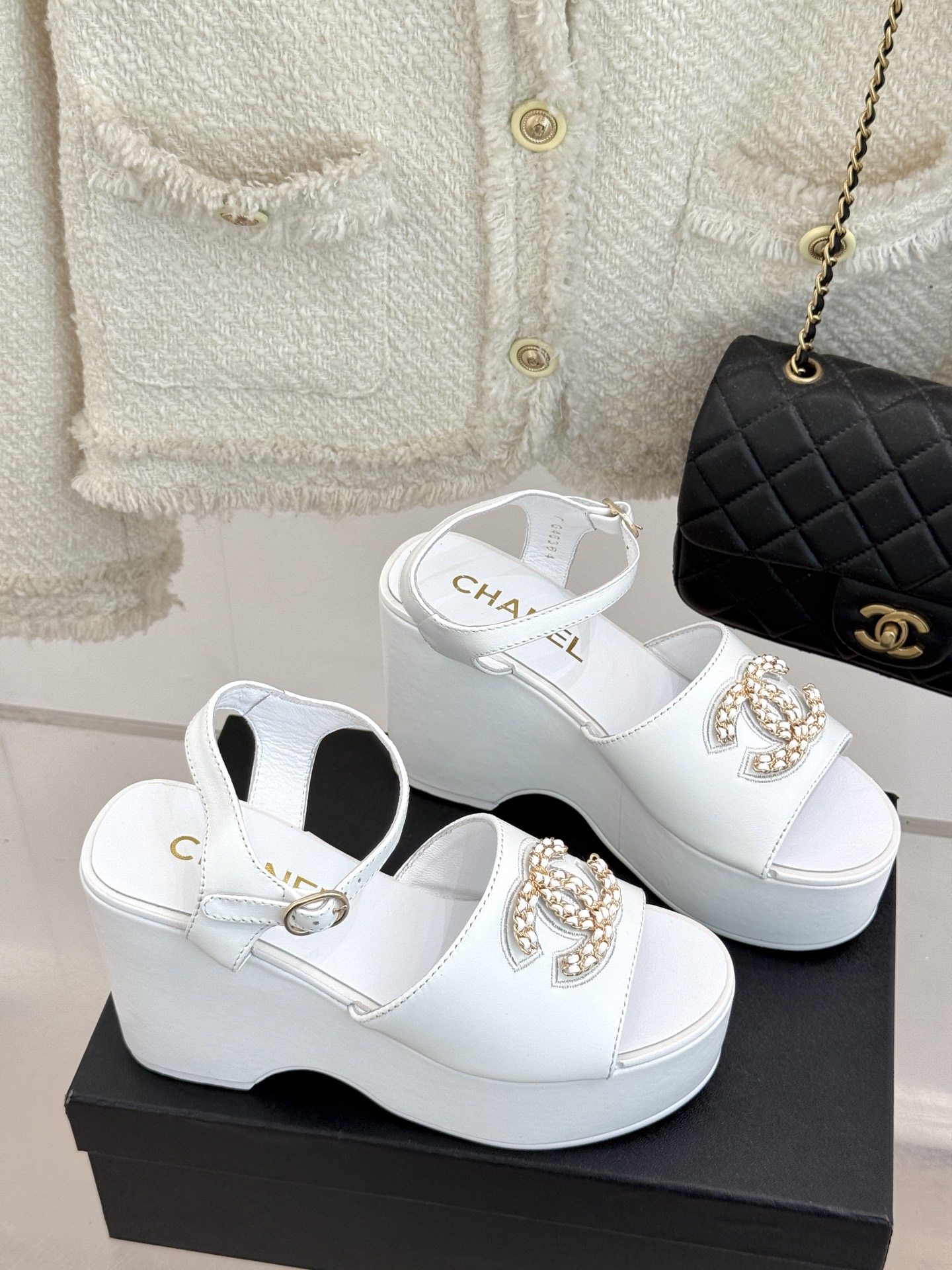 
CHANE*｜小香25。春夏新品
双C链条厚底凉鞋
个性时尚潮流 必入款 ！
特殊的材料赋予它独特的新