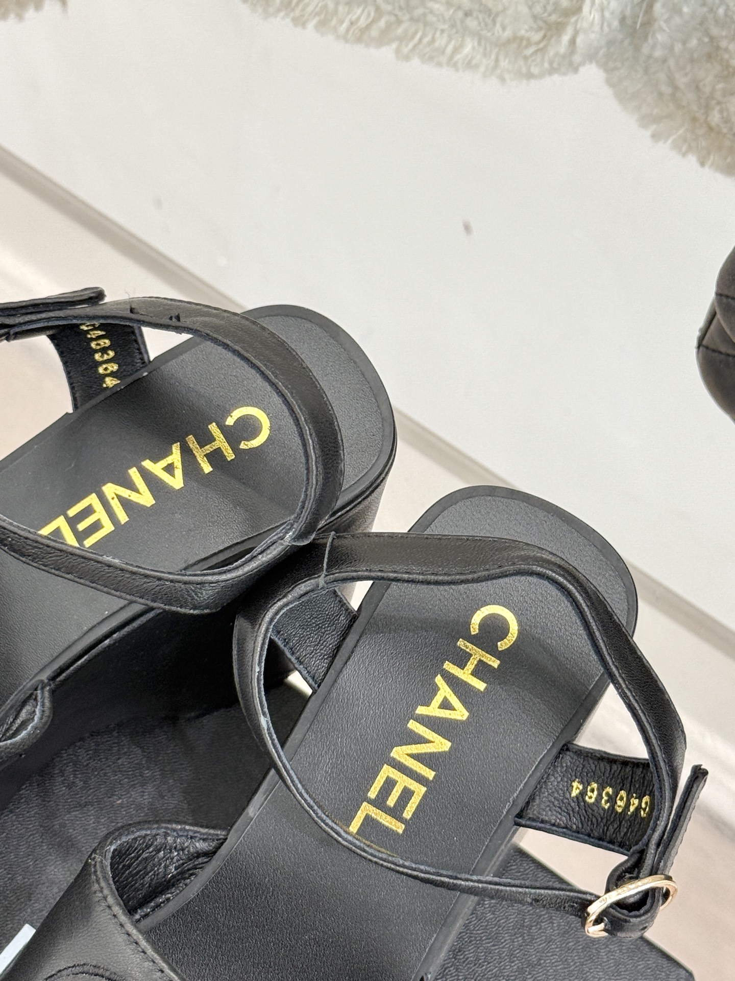 
CHANE*｜小香25。春夏新品
双C链条厚底凉鞋
个性时尚潮流 必入款 ！
特殊的材料赋予它独特的新
