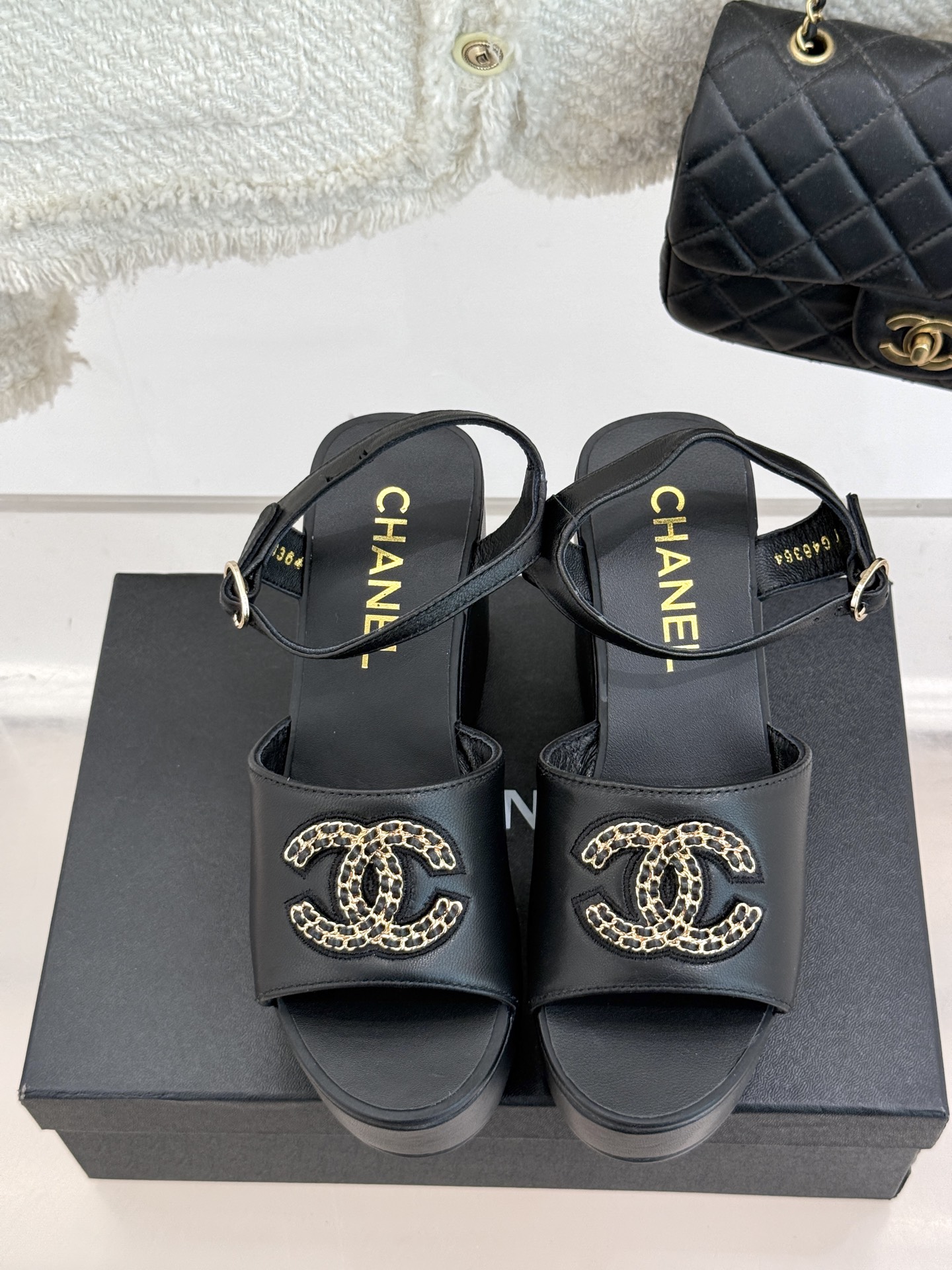 
CHANE*｜小香25。春夏新品
双C链条厚底凉鞋
个性时尚潮流 必入款 ！
特殊的材料赋予它独特的新