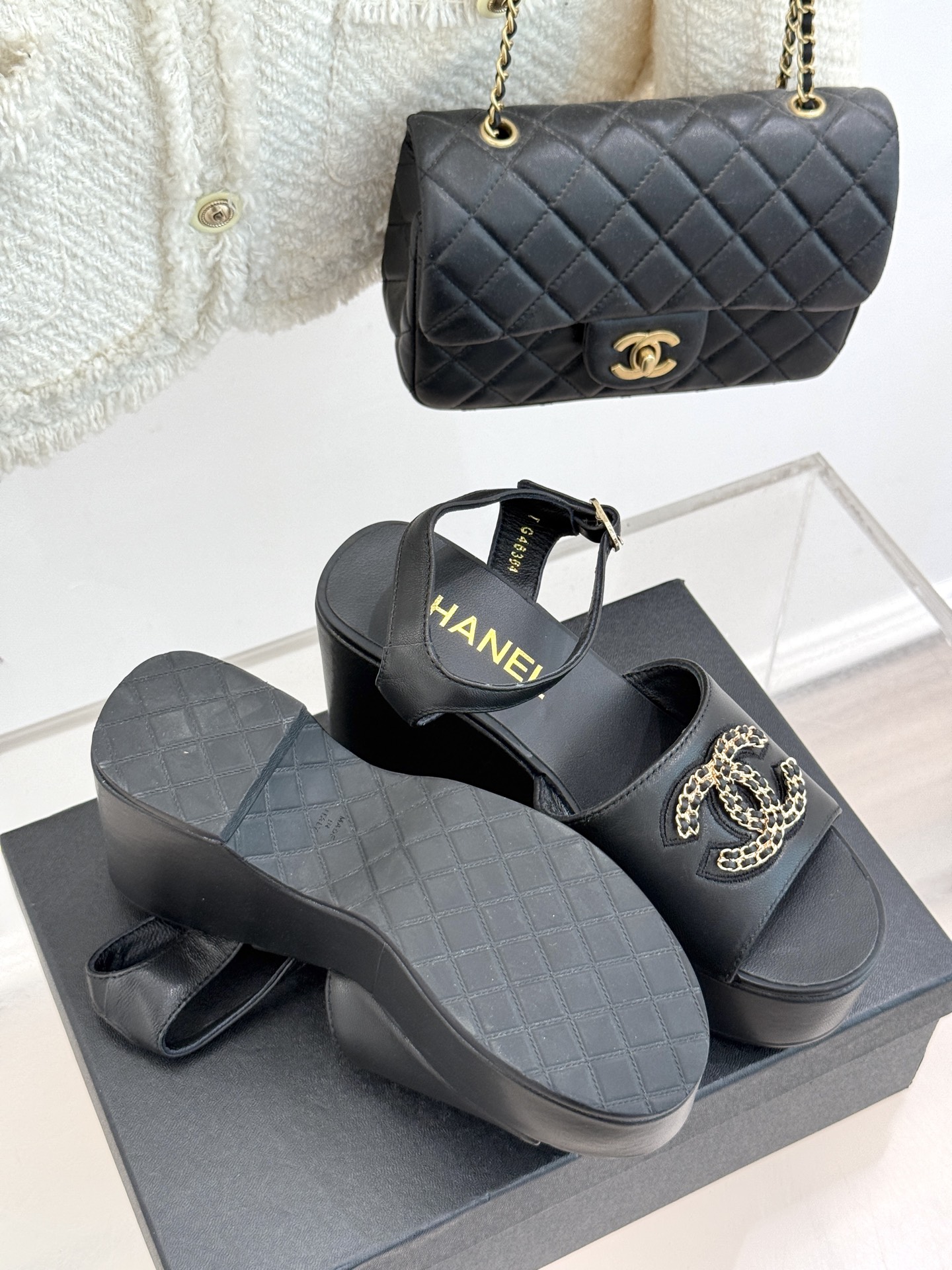 
CHANE*｜小香25。春夏新品
双C链条厚底凉鞋
个性时尚潮流 必入款 ！
特殊的材料赋予它独特的新