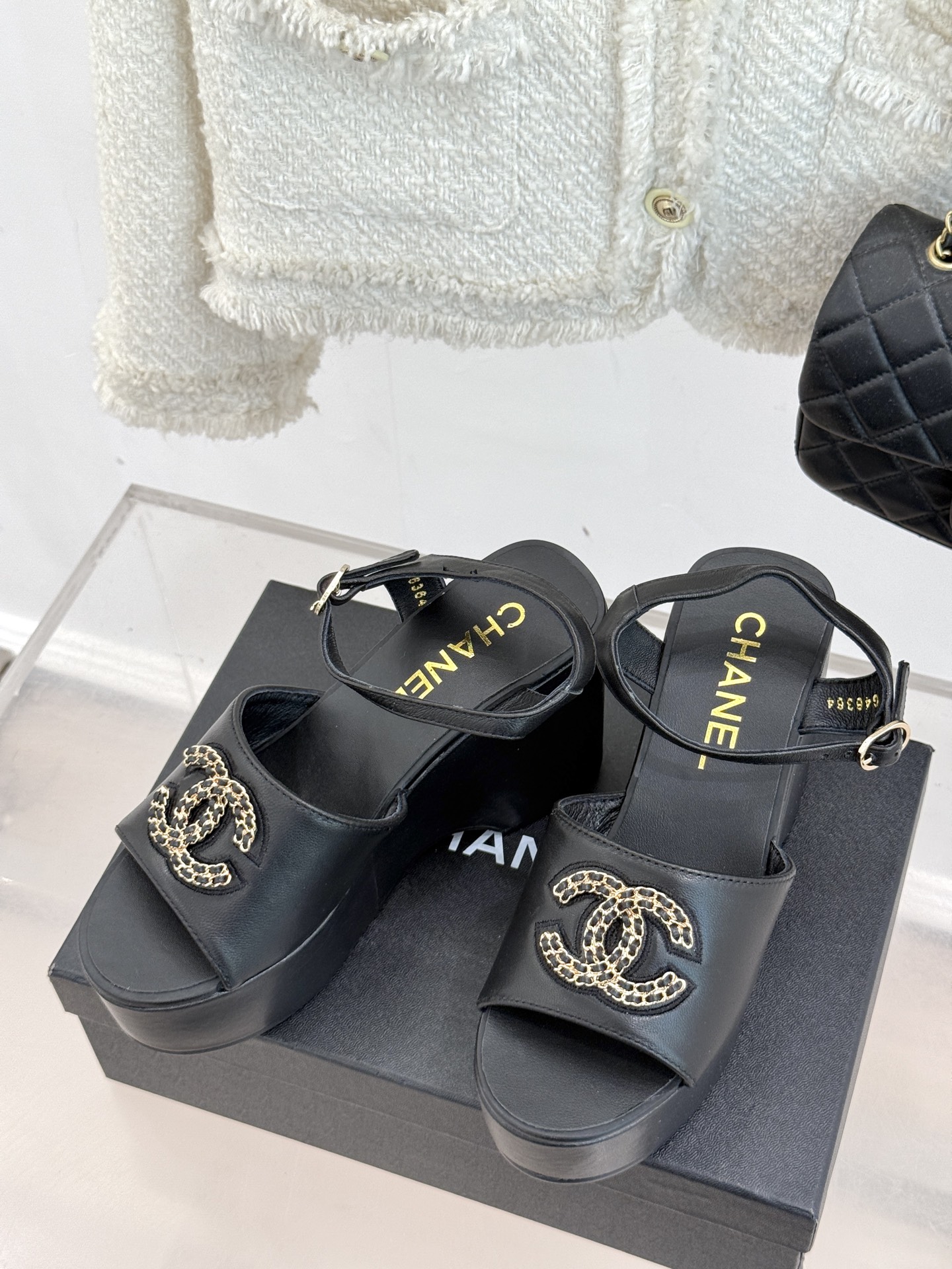 
CHANE*｜小香25。春夏新品
双C链条厚底凉鞋
个性时尚潮流 必入款 ！
特殊的材料赋予它独特的新