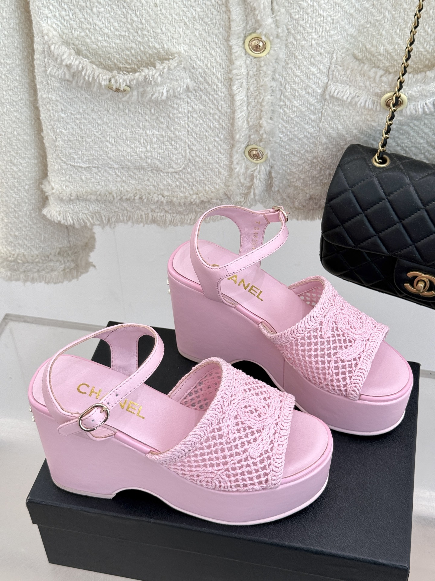 
CHANE*｜小香25。春夏新品
双C镂空厚底凉鞋
个性时尚潮流 必入款 ！
特殊的材料赋予它独特的新