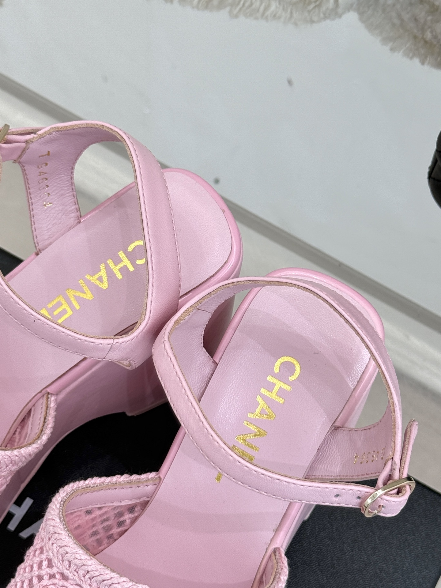 
CHANE*｜小香25。春夏新品
双C镂空厚底凉鞋
个性时尚潮流 必入款 ！
特殊的材料赋予它独特的新