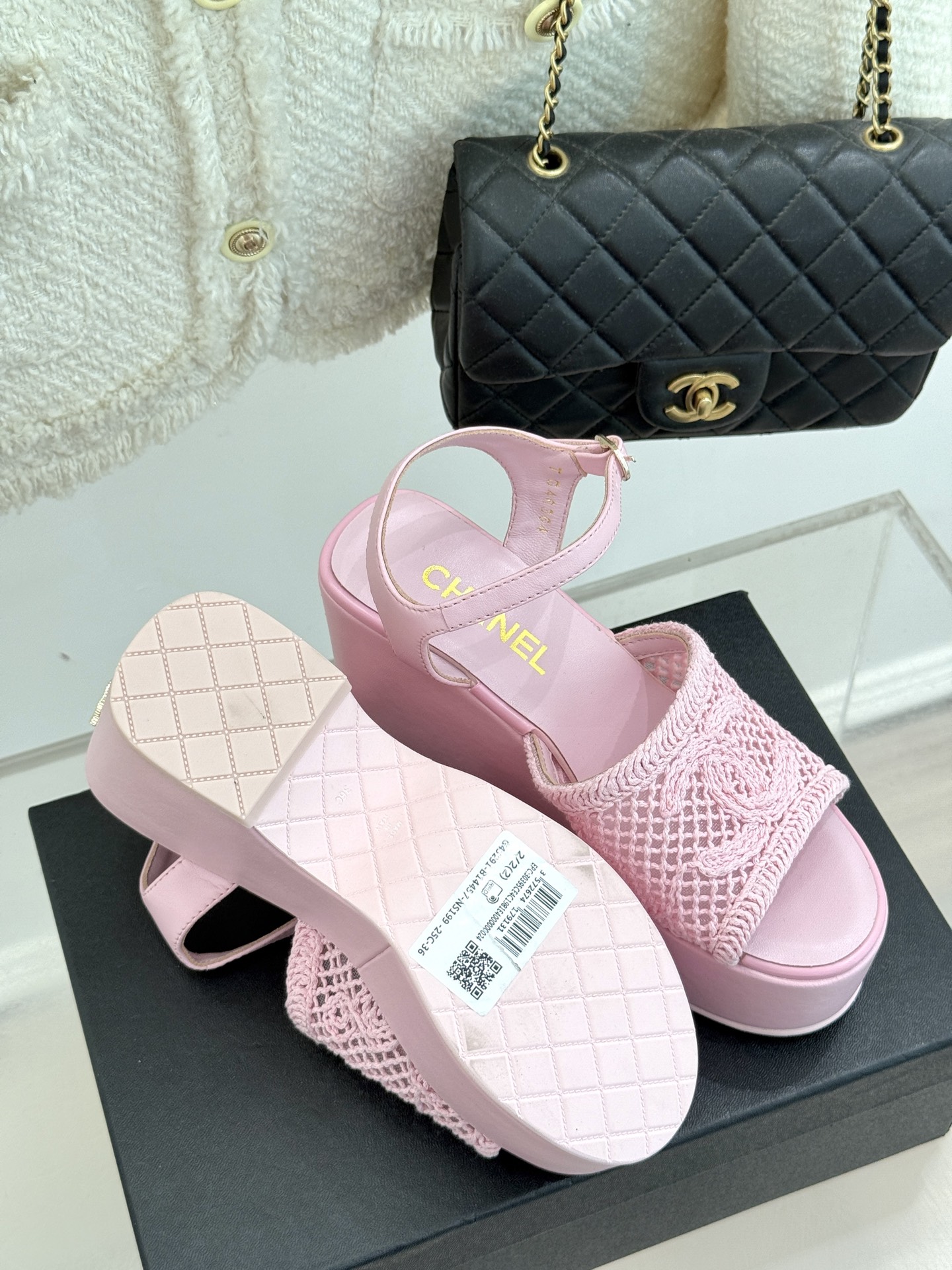 
CHANE*｜小香25。春夏新品
双C镂空厚底凉鞋
个性时尚潮流 必入款 ！
特殊的材料赋予它独特的新