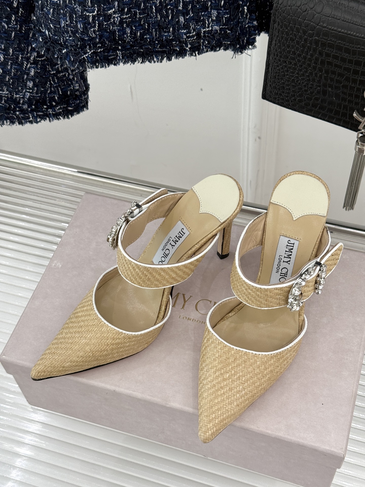 
Jimmy Choo｜周仰杰经典水钻高跟拖鞋
我们家JC一如既往品质优越 低调不失华丽 
性感又不显张