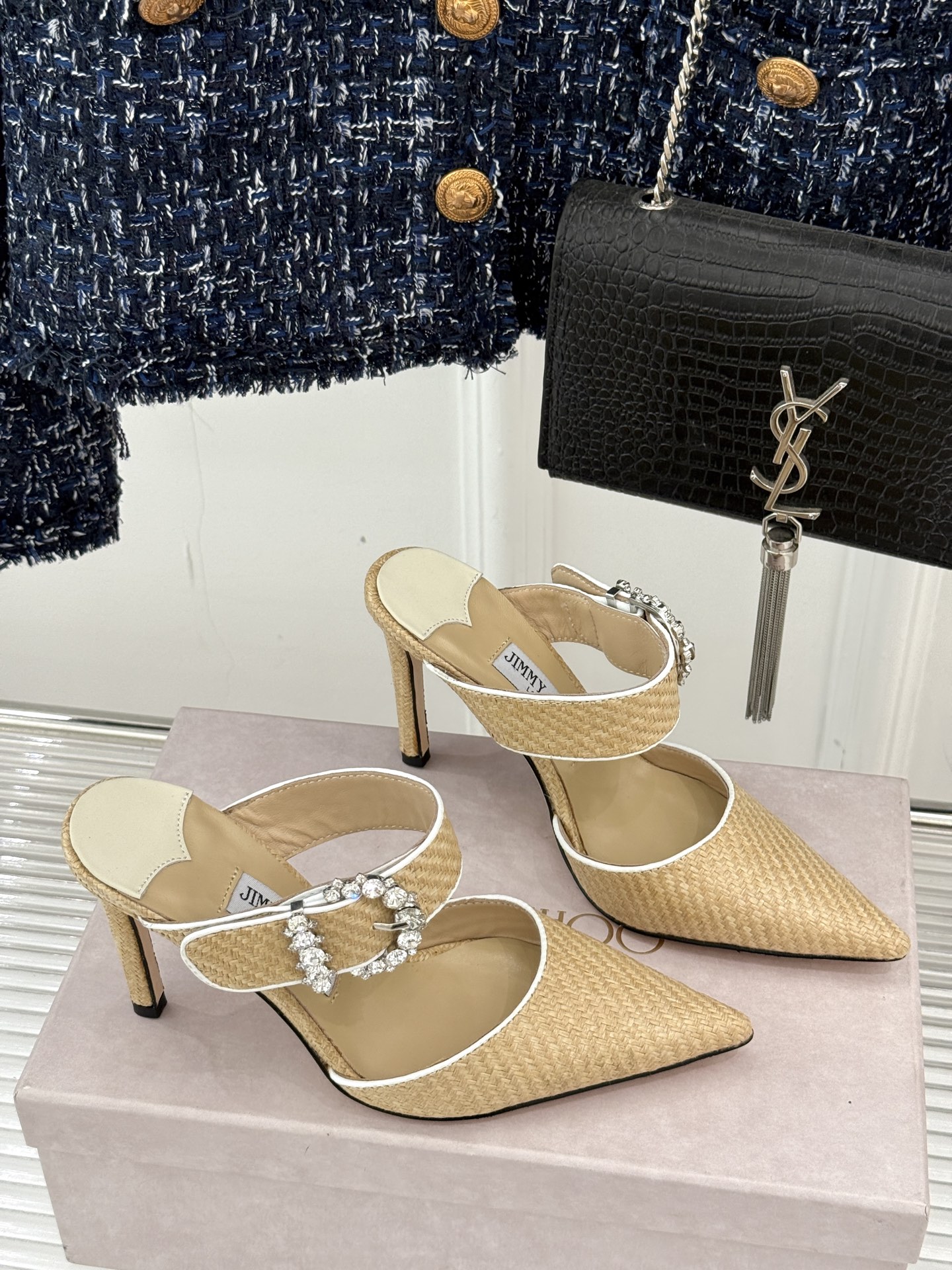 
Jimmy Choo｜周仰杰经典水钻高跟拖鞋
我们家JC一如既往品质优越 低调不失华丽 
性感又不显张