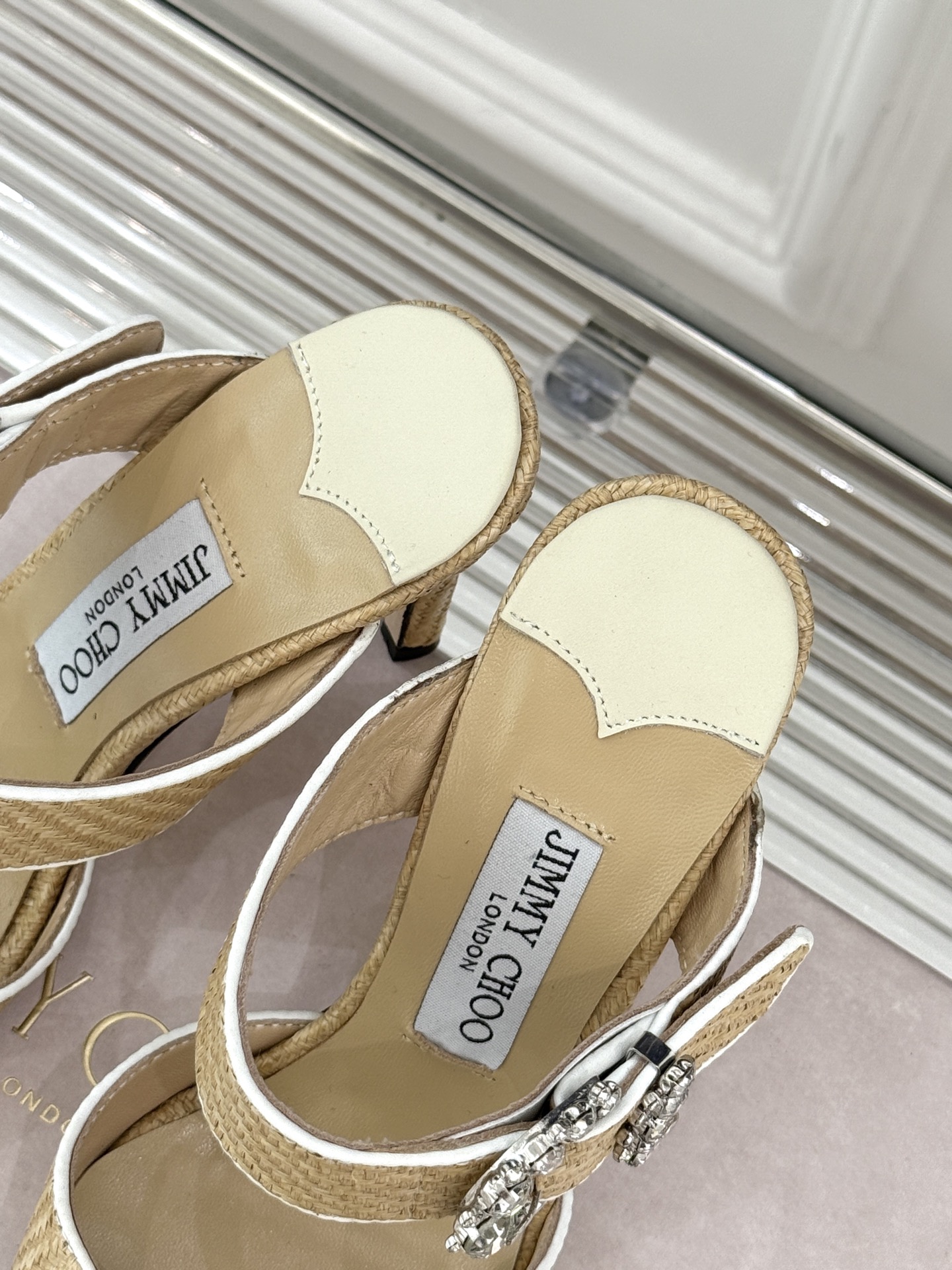 
Jimmy Choo｜周仰杰经典水钻高跟拖鞋
我们家JC一如既往品质优越 低调不失华丽 
性感又不显张