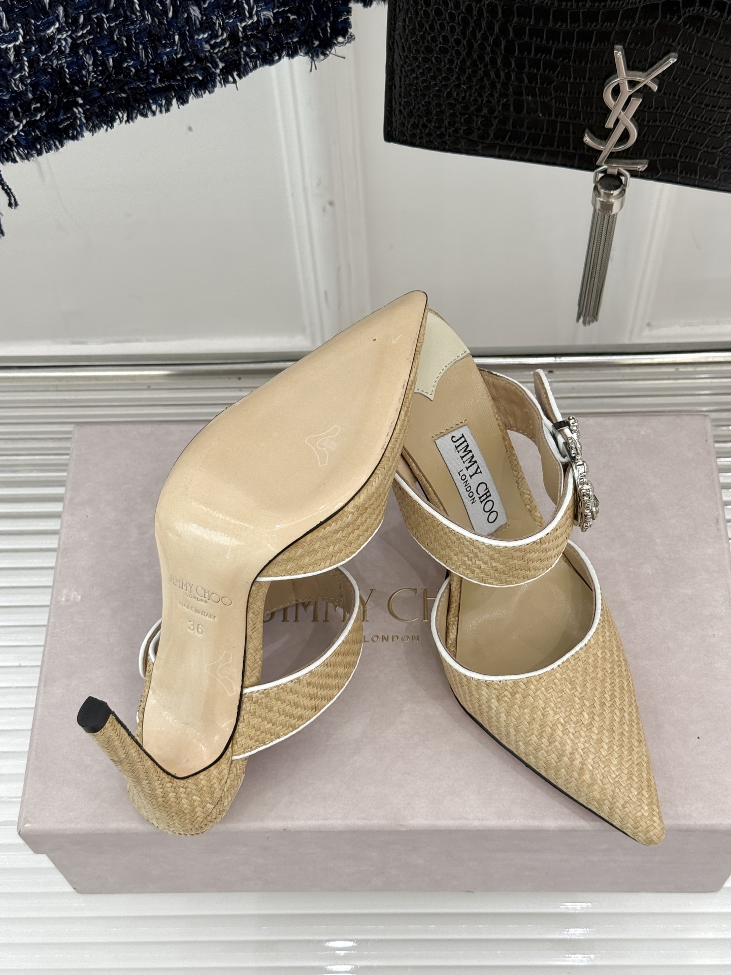 
Jimmy Choo｜周仰杰经典水钻高跟拖鞋
我们家JC一如既往品质优越 低调不失华丽 
性感又不显张