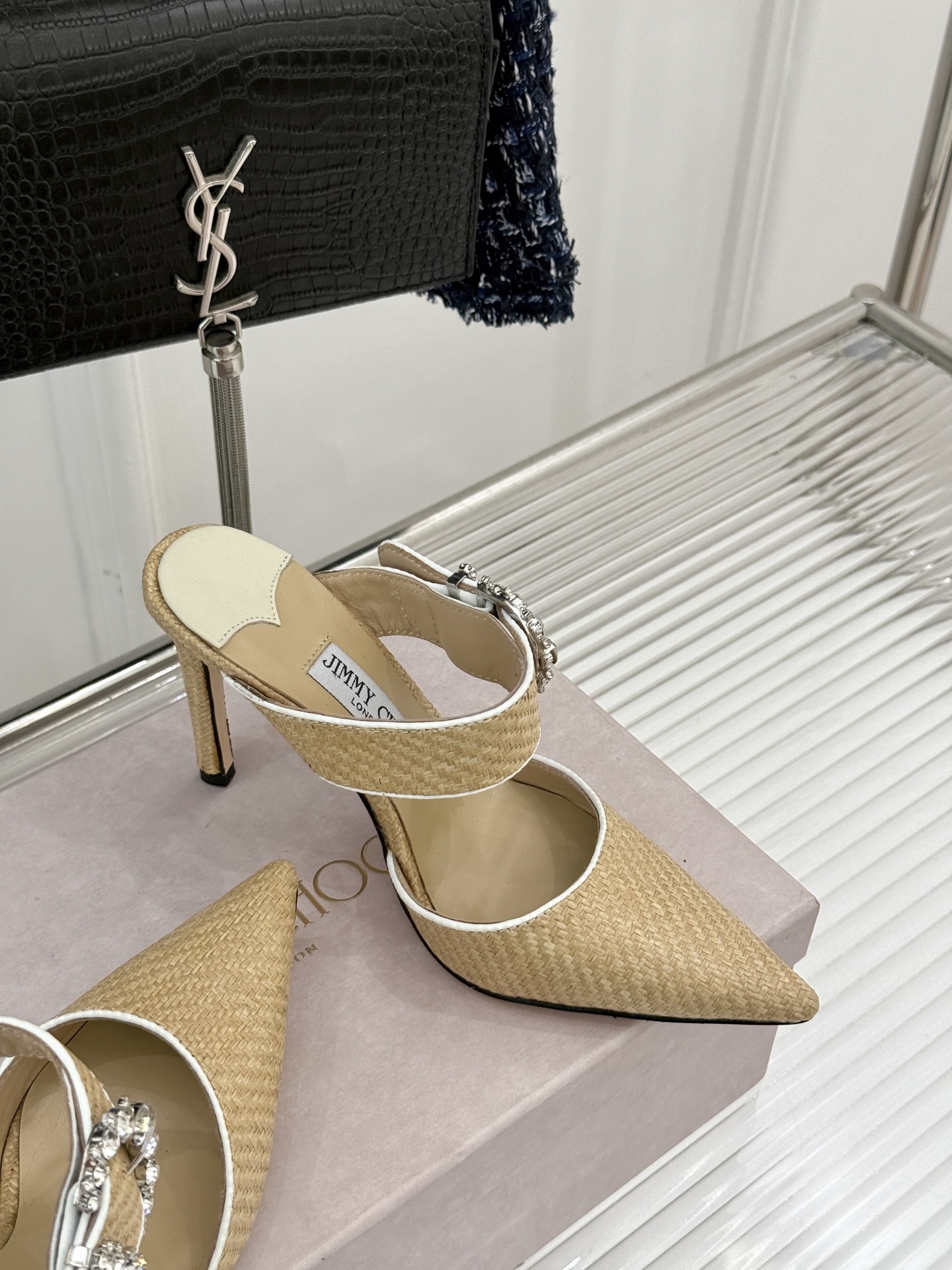 
Jimmy Choo｜周仰杰经典水钻高跟拖鞋
我们家JC一如既往品质优越 低调不失华丽 
性感又不显张