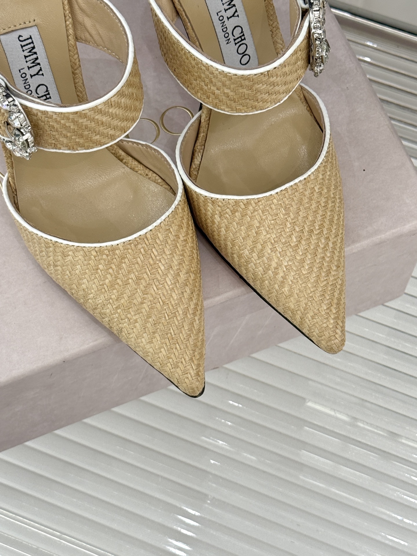 
Jimmy Choo｜周仰杰经典水钻高跟拖鞋
我们家JC一如既往品质优越 低调不失华丽 
性感又不显张