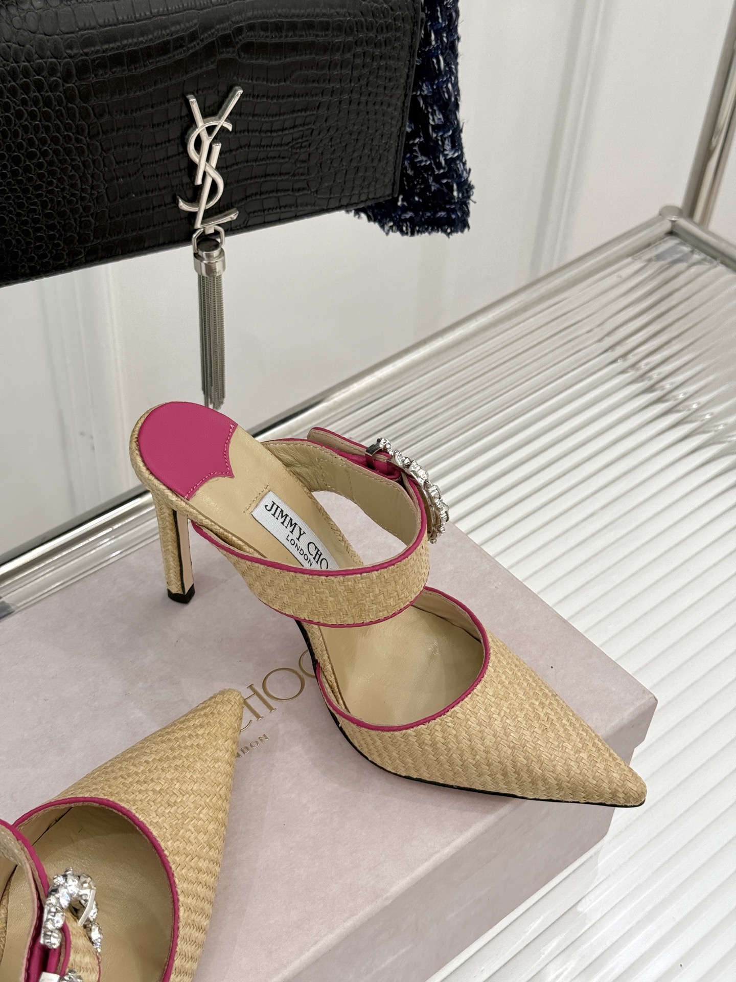 
Jimmy Choo｜周仰杰经典水钻高跟拖鞋
我们家JC一如既往品质优越 低调不失华丽 
性感又不显张