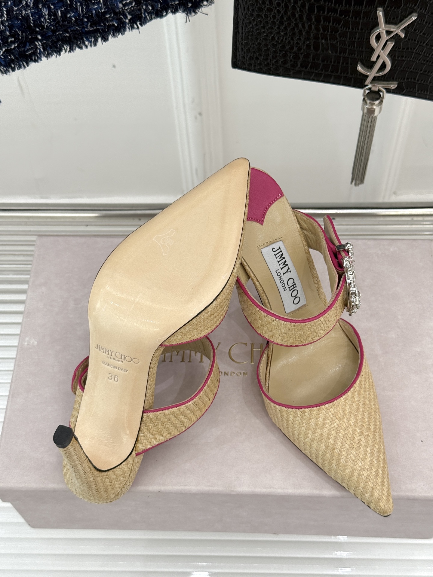 
Jimmy Choo｜周仰杰经典水钻高跟拖鞋
我们家JC一如既往品质优越 低调不失华丽 
性感又不显张