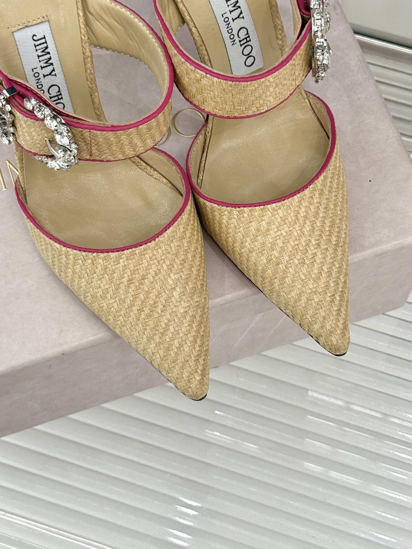 
Jimmy Choo｜周仰杰经典水钻高跟拖鞋
我们家JC一如既往品质优越 低调不失华丽 
性感又不显张