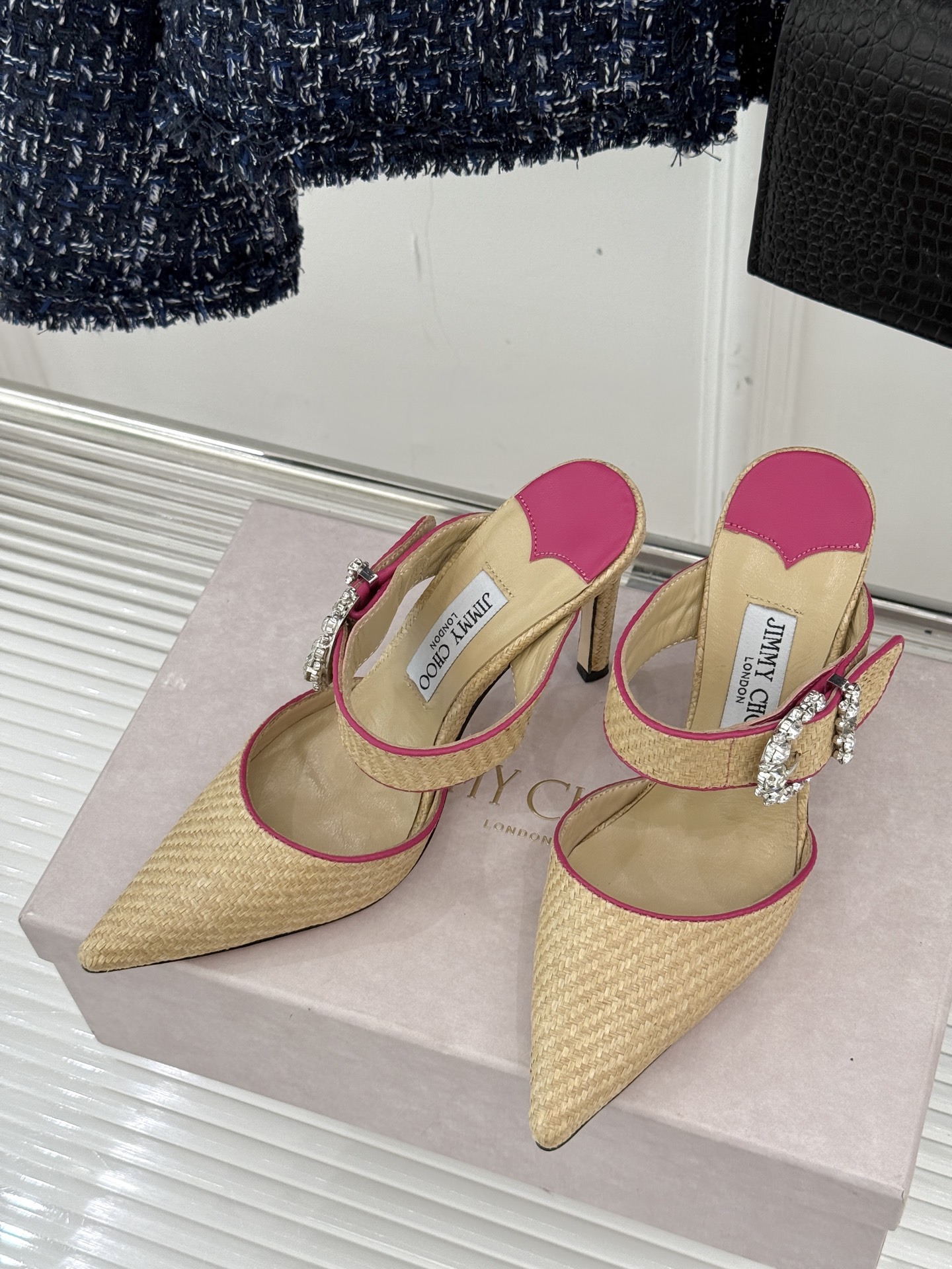 
Jimmy Choo｜周仰杰经典水钻高跟拖鞋
我们家JC一如既往品质优越 低调不失华丽 
性感又不显张
